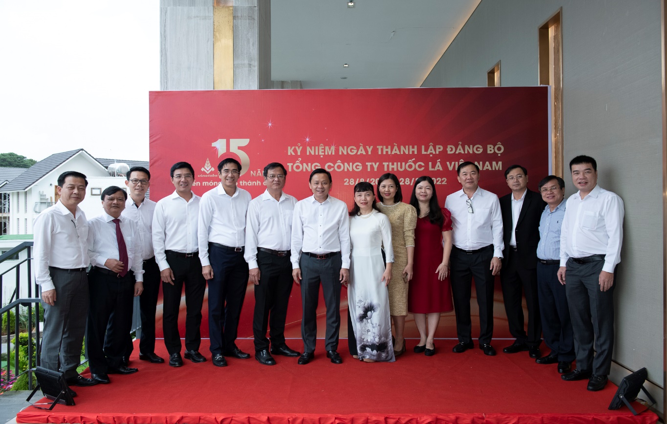 Các đồng chí lãnh đạo Tổng công ty tại Lễ kỷ niệm 15 năm ngày thành lập Đảng bộ Tổng công ty Thuốc lá Việt Nam.