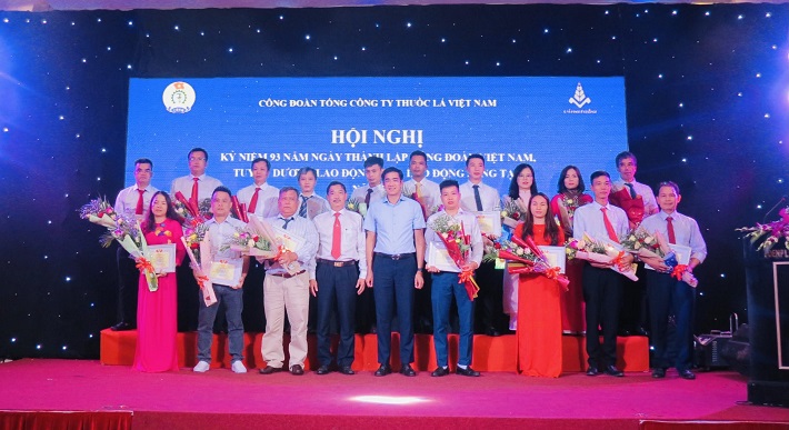 biểu dương 74 lao động, là những tấm gương nhiệt huyết, gương mẫu đi đầu trong các hoạt động sản xuất, kinh doanh và hoạt động phong trào CNVCLĐ trong Vinataba.