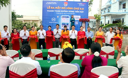 MobiFone Hậu Giang phối hợp tổ chức ra mắt mô hình Chợ 4.0 ở xã Trường Long Tây, huyện Châu Thành A.