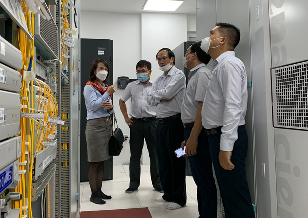 Anh Thường kiểm tra Trạm cập bờ tuyến cáp quang biển quốc tế SJC Gềnh Ráng, Bình định - công trình trọng điểm cấp quốc gia xây dựng trên địa bàn do VNPT Net 3 quản lý.