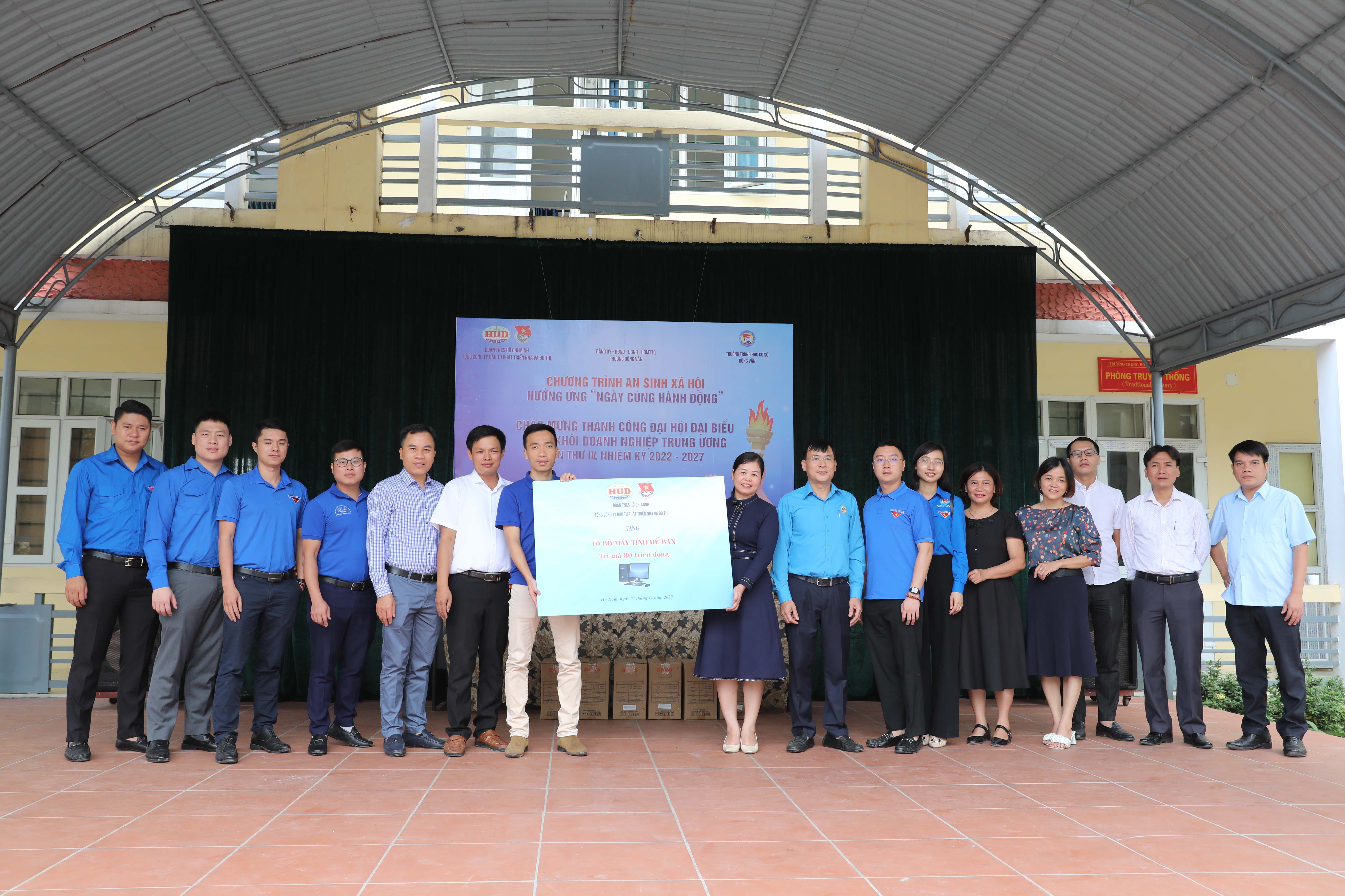 Đoàn TN HUD trao tượng trưng 10 bộ máy tính cho Ban Giám hiệu trường THCS Đồng Văn.