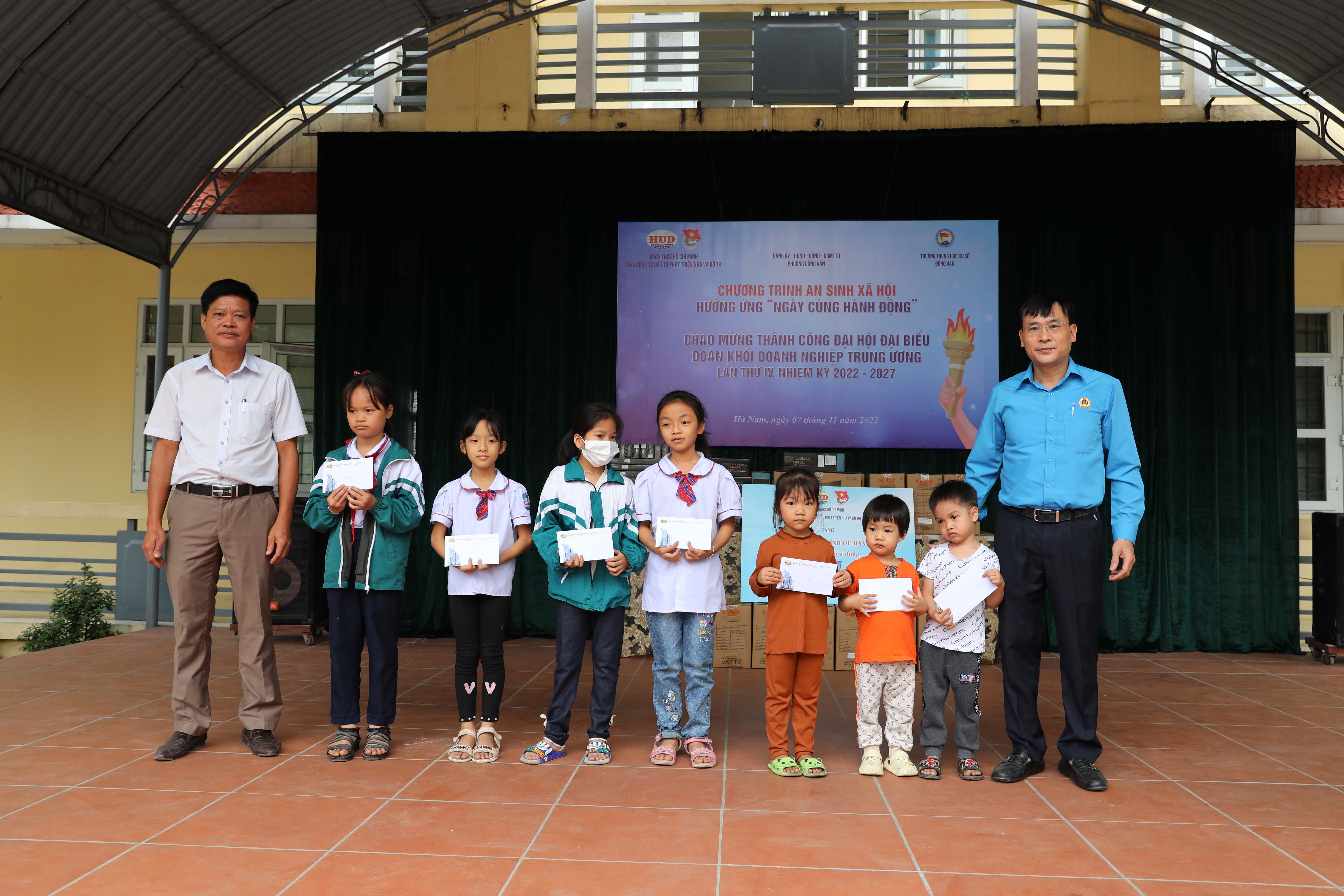 Công đoàn HUD và đồng chí Đỗ Xuân Thuỷ, Chủ tịch phường Đồng Văn trao quà cho các cháu học sinh tiểu học và mầm non Đồng Văn có hoàn cảnh khó khăn.