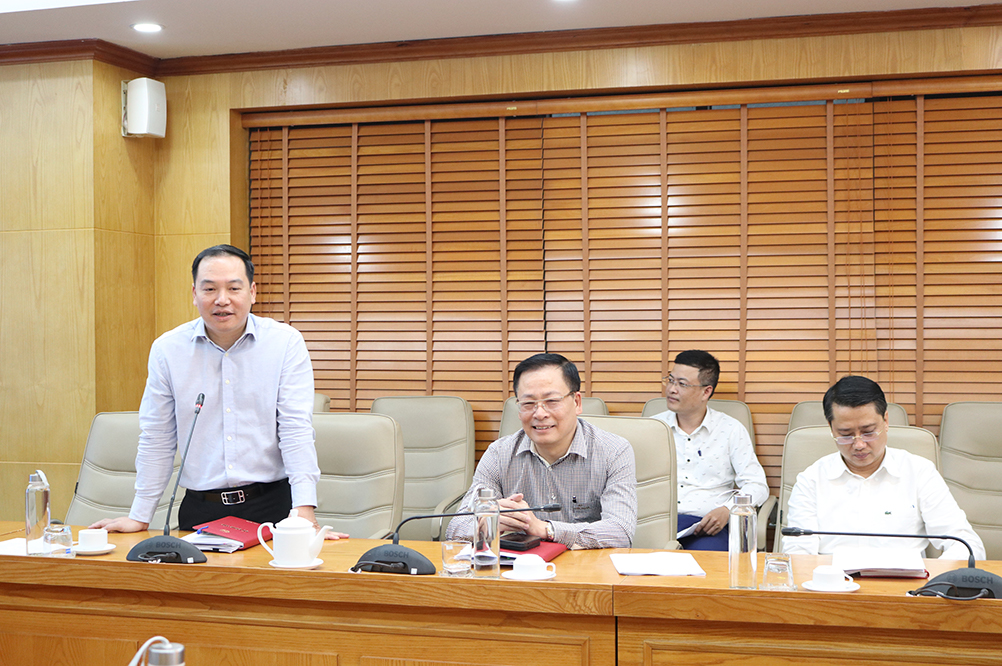 Phó Bí thư Đảng uỷ Khối, Bí thư Đảng uỷ Cơ quan Đảng uỷ Khối Doanh nghiệp Trung ương chúc mừng các đồng chí đoàn viên công đoàn có ngày sinh nhật trong tháng 11/2022.