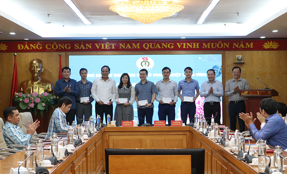 Các dồng chí Thường trực Đảng uỷ Khối và Chủ tịch Công đoàn Cơ quan Đảng uỷ Khối tặng quà sinh nhật cho các đoàn viên công đoàn.