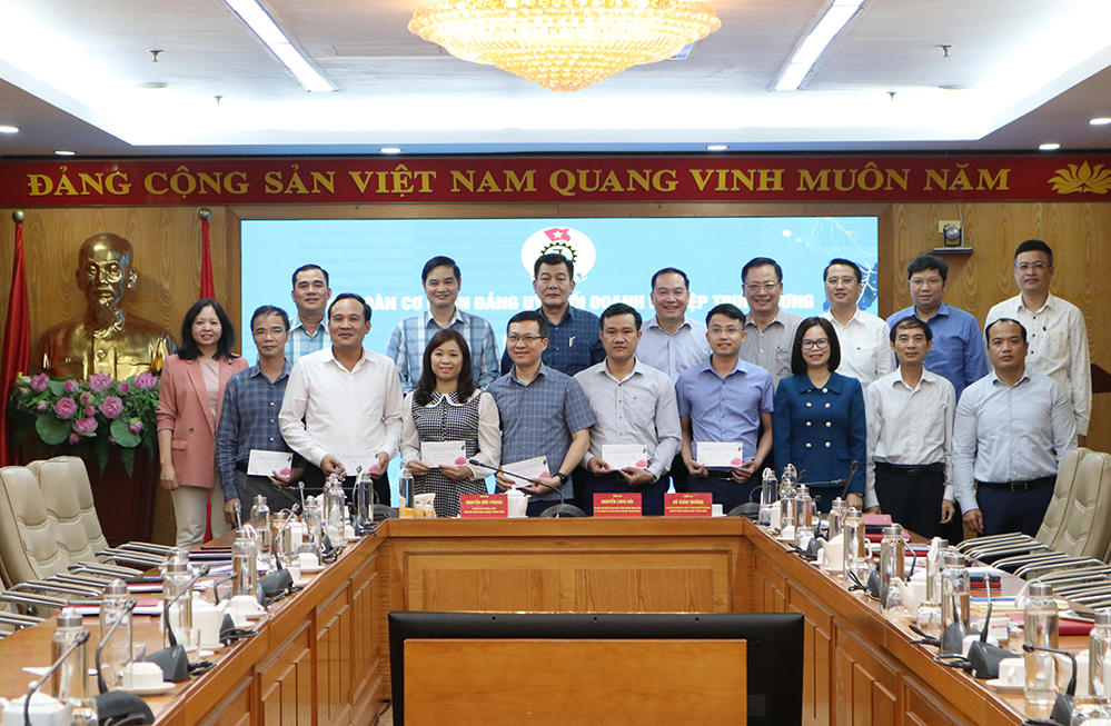 Thường trực Đảng uỷ Khối và lãnh đạo các ban, đơn vị chụp ảnh lưu niệm.