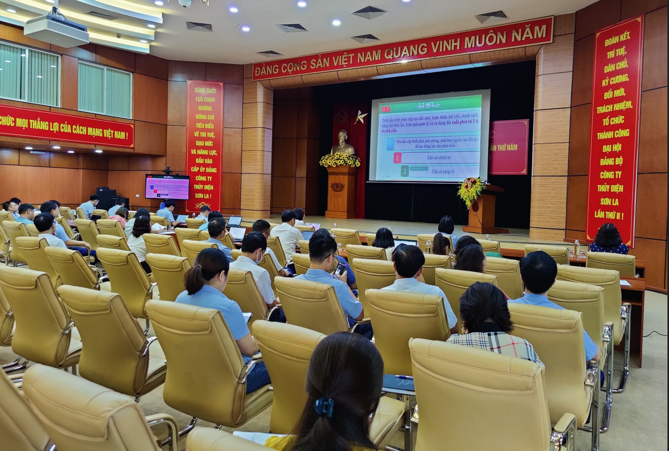 Đoàn viên thanh niên và CBCNV Công ty học tập Nghị quyết của Đảng.