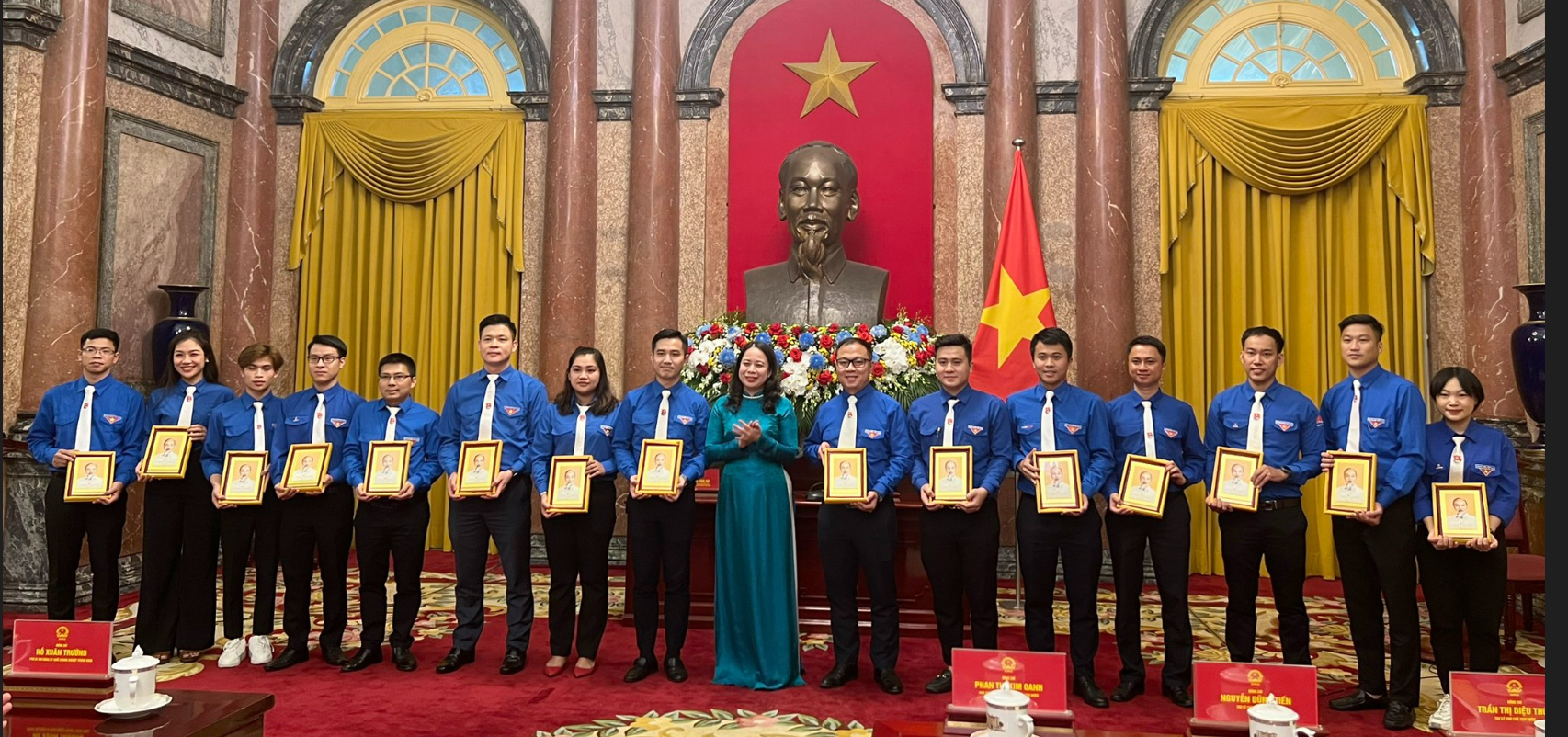 đoàn viên Đoàn Xuân Thắng (đừng đầu tiên bên trái) được Phó Chủ tịch nước Võ Thị Ánh Xuân tuyên dương là 1 trong 40 thanh niên tiên tiến làm theo lời Bác của Đoàn Khối DNTW.