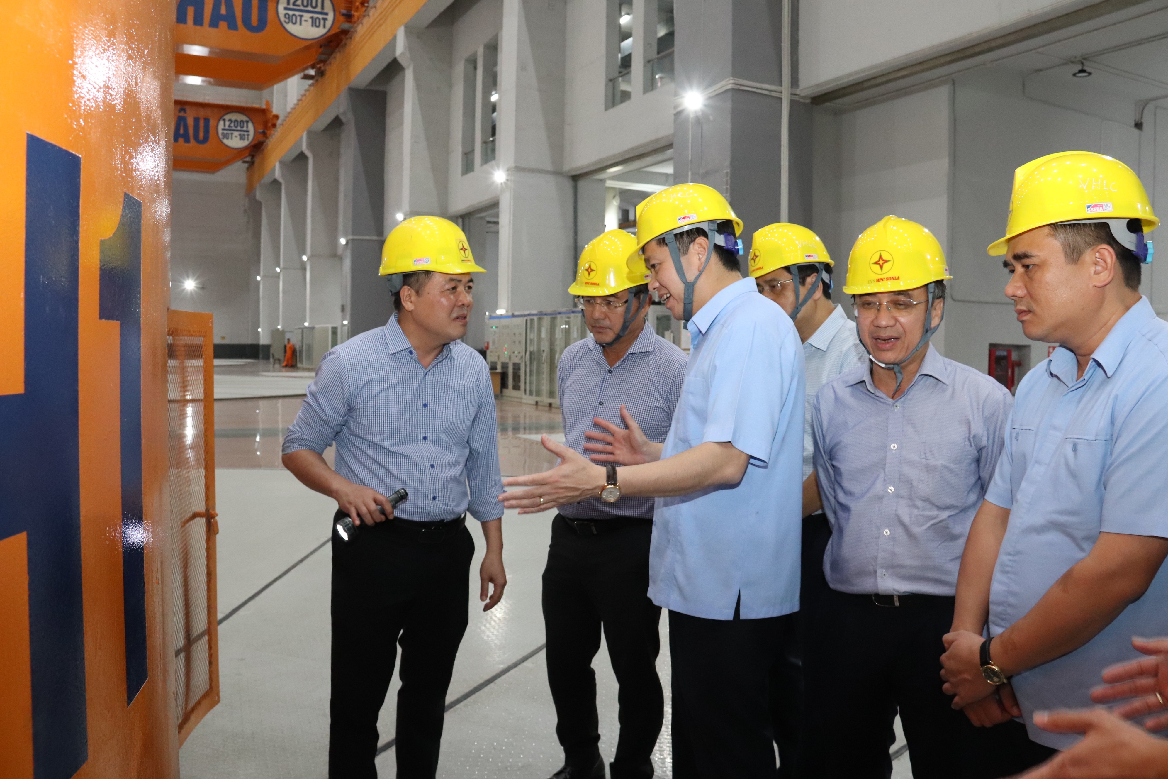 Bí thư Đảng ủy Khối DNTW - Nguyễn Long Hải nghe báo cáo tình hình vận hành thiết bị NMTĐ Lai Châu.