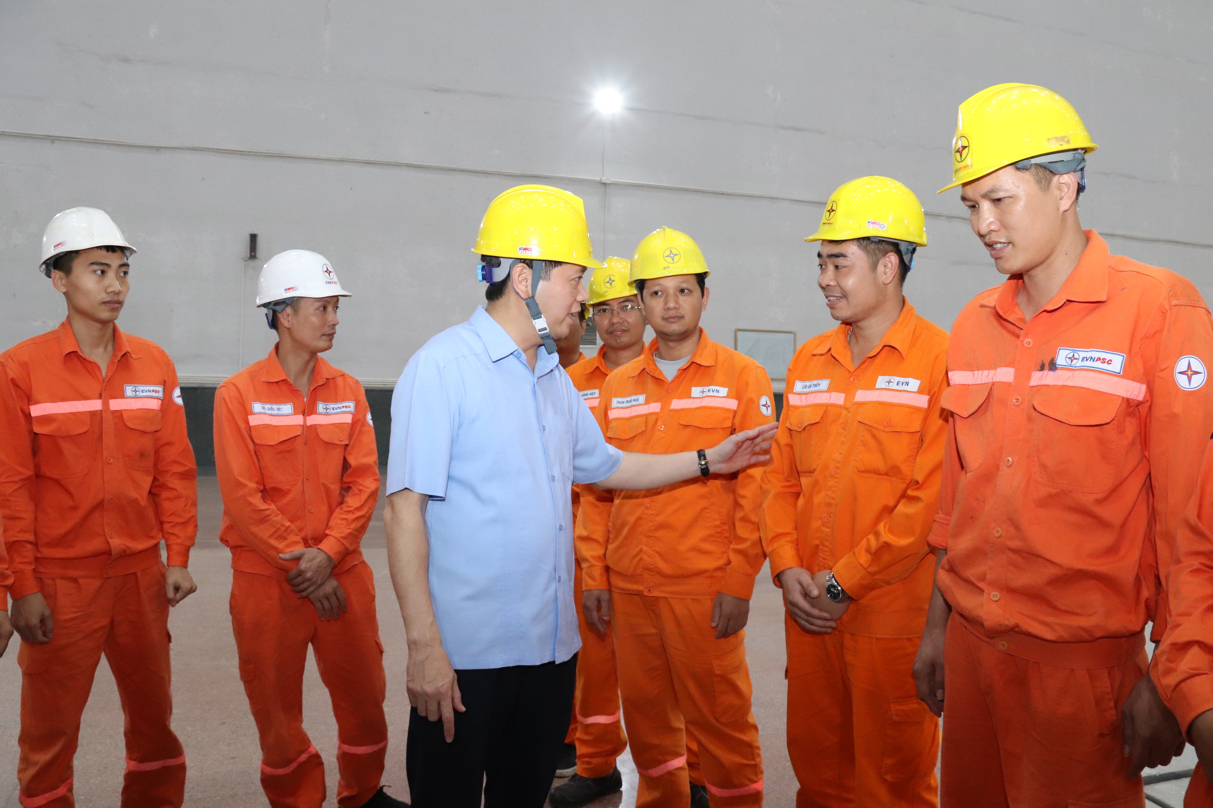 Bí thư Đảng ủy Khối DNTW - Nguyễn Long Hải thăm hỏi lực lượng vận hành NMTĐ Lai Châu.