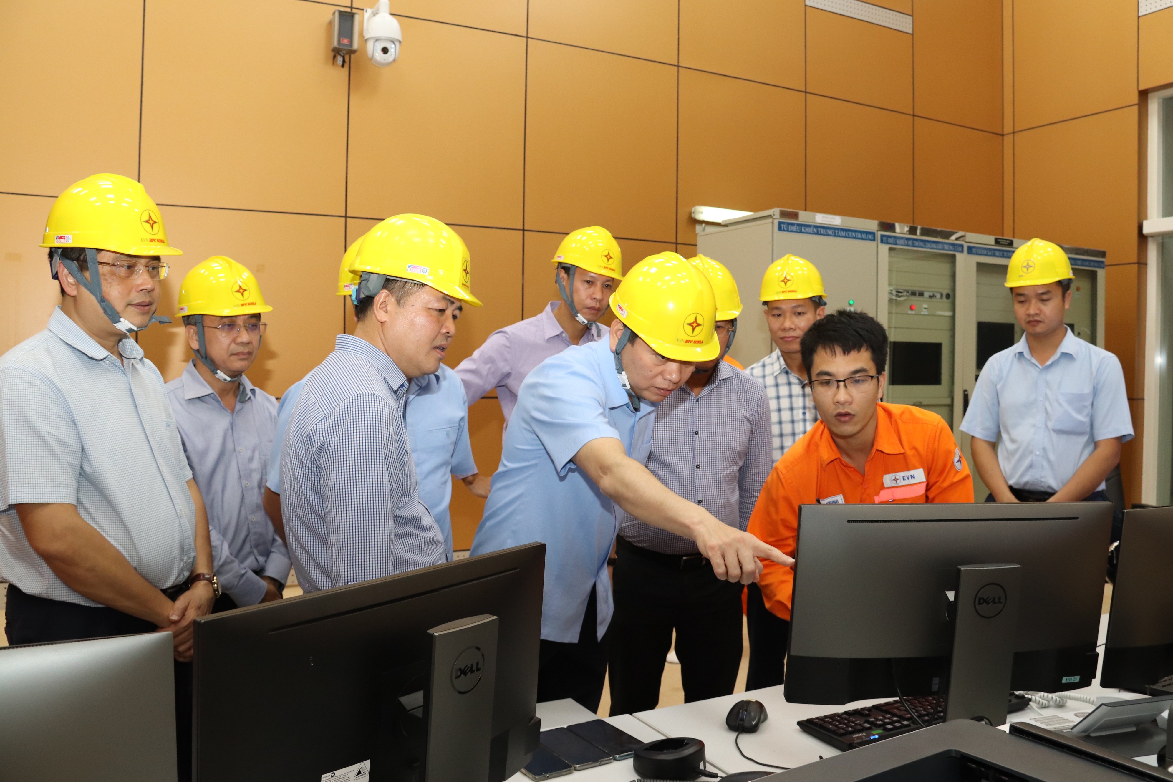 Bí thư Đảng ủy Khối DNTW Nguyễn Long Hải thăm hỏi lực lượng vận hành NMTĐ Lai Châu.