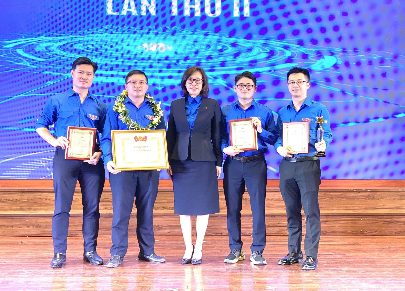 Đại diện Chi đoàn 5 - Đoàn thanh niên VCC nhận Chứng nhận Công trình đề tài sáng tạo tiêu biểu giai đoạn 2020-2021 “Giải pháp nâng cao sự hài lòng của Khách hàng khi giao dịch qua Hotline Vietcombank”.