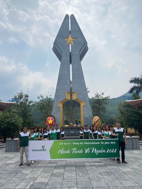 Chi bộ 6, Đảng bộ Ngân hàng TMCP Ngoại thương Việt Nam - Chi nhánh Sở giao dịch với hành trình Về nguồn đầy ý nghĩa tại Đài tưởng niệm các Anh hùng liệt sỹ Pò Hèn.