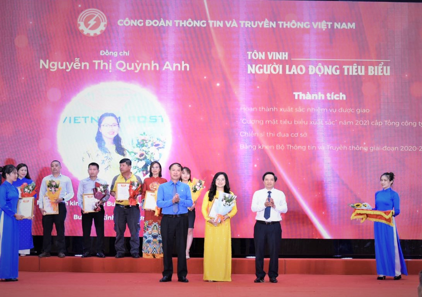 Chị Nguyễn Thị Quỳnh Anh được tôn vinh “Người lao động tiêu biểu ngành Thông tin và truyền thông năm 2022”.