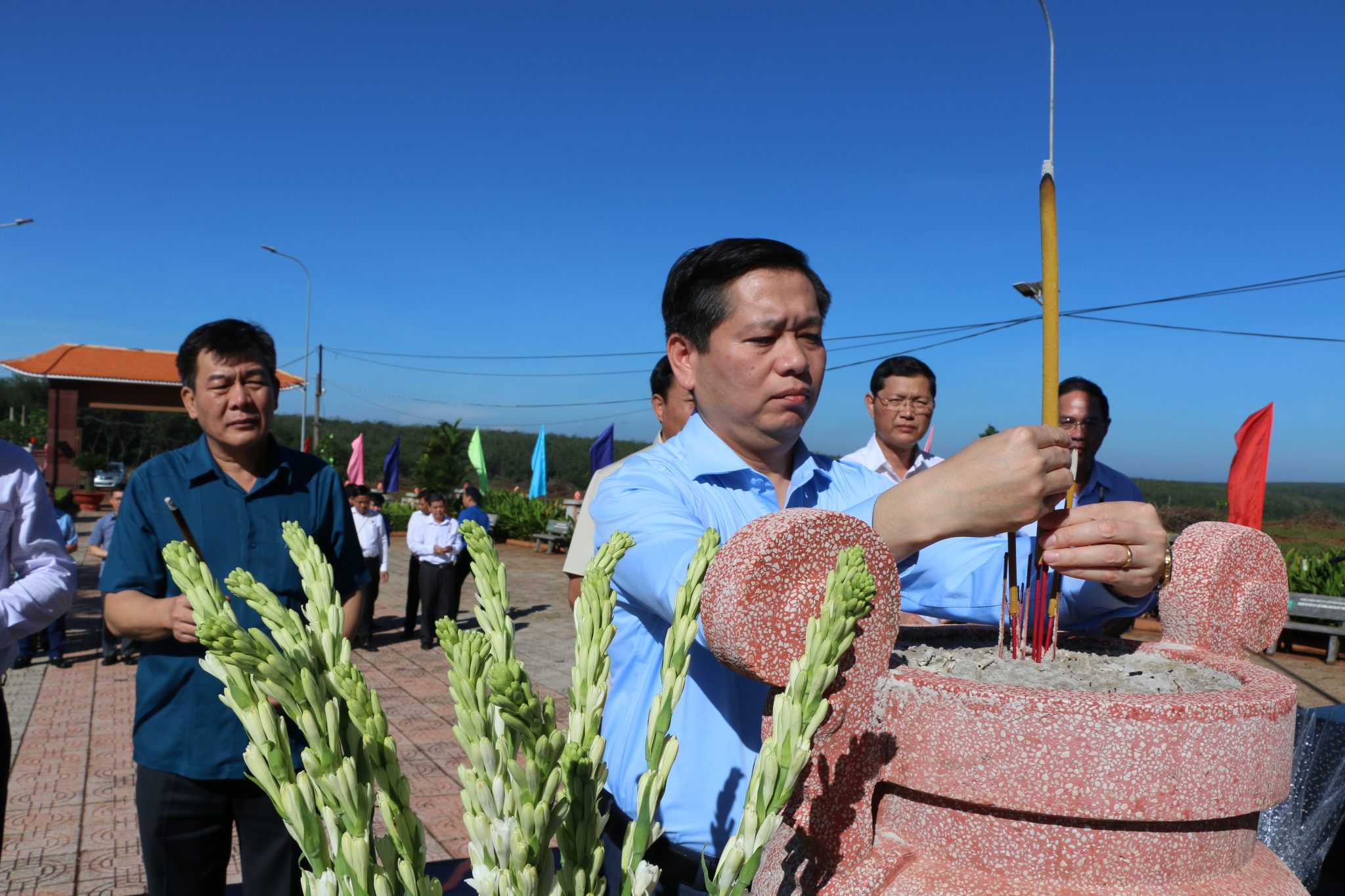 Đồng chí Nguyễn Long Hải – UV Dự khuyết BCH TW Đảng, Bí thư Đảng ủy Khối DNTW dâng hương tại tượng đài Phú Riềng Đỏ.