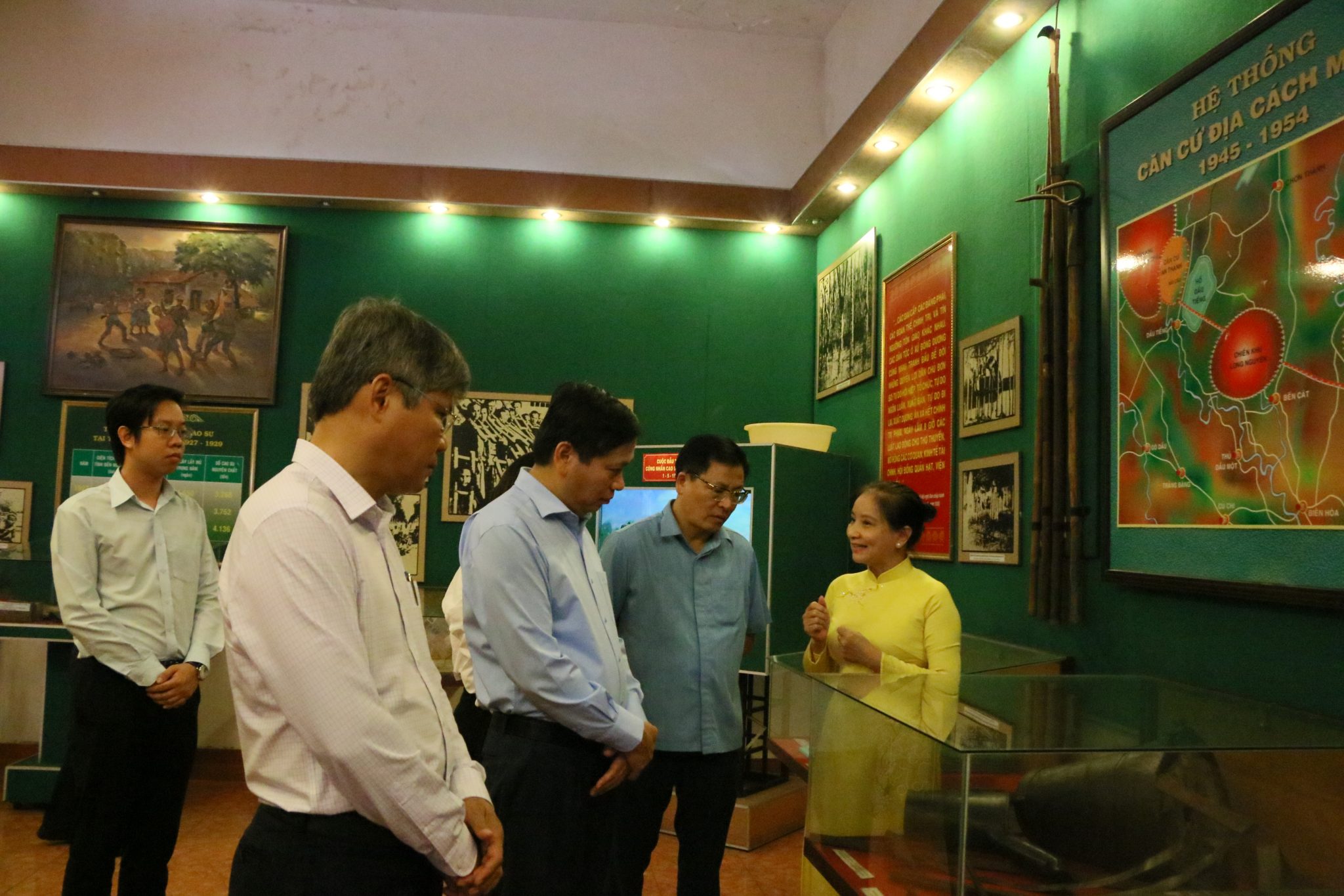 Đoàn công tác thăm nhà truyền thống Cao su Dầu Tiếng.