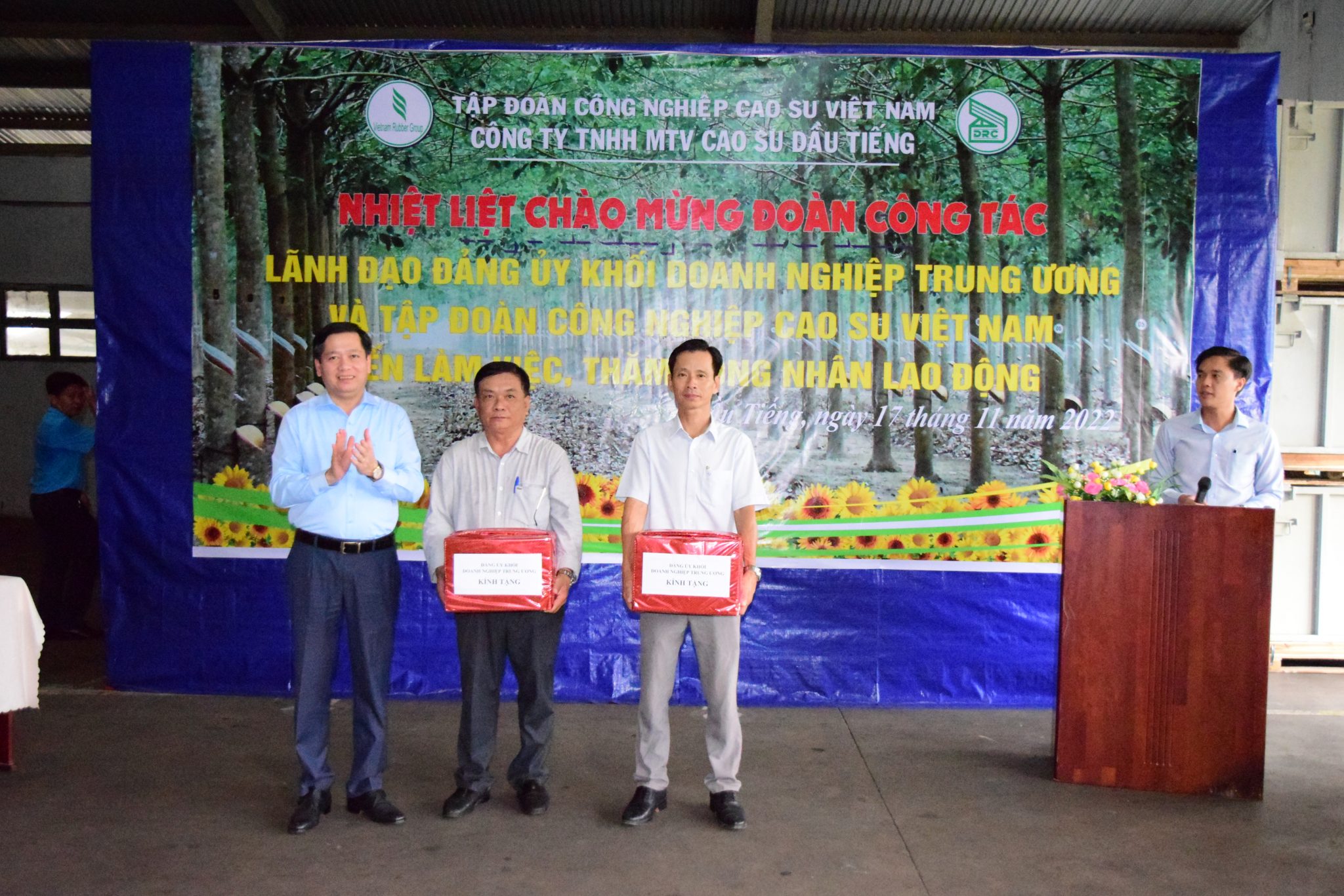 tặng quà Nhà máy Bến Súc, Cao su Dầu Tiếng