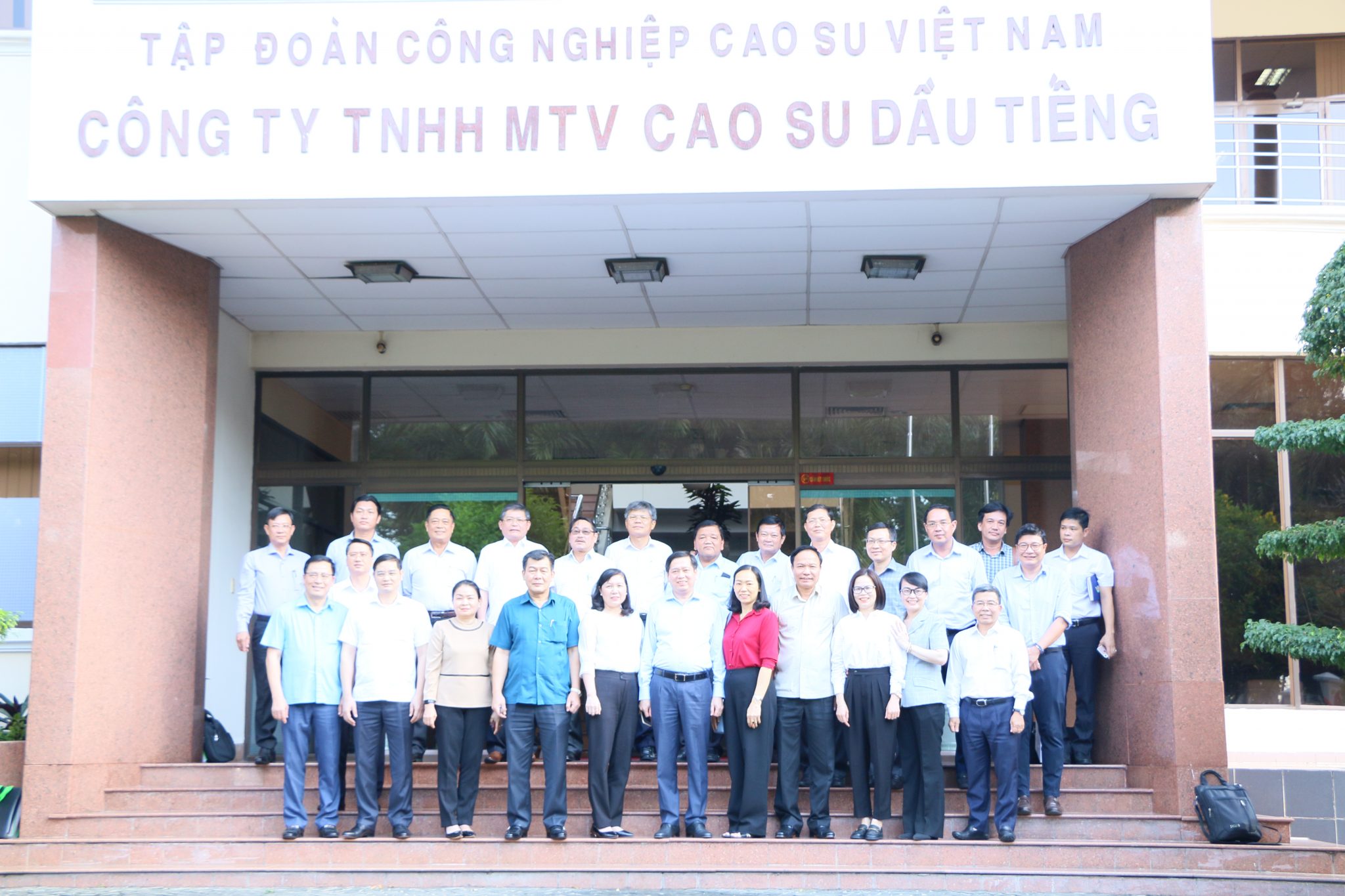 Đoàn công tác chụp hình lưu niệm tại Cao su Dầu Tiếng.