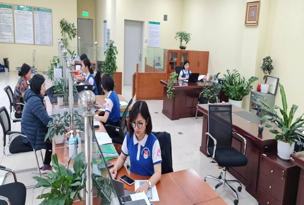 Nhân viên hội sở Chi nhánh giao dịch với khách hàng.