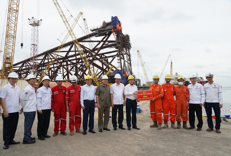 Đoàn công tác Đảng ủy Khối Doanh nghiệp Trung ương tặng quà cho người lao động Vietsovpetro.