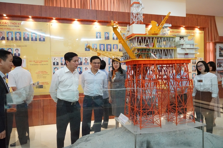 Đoàn công tác tham quan Phòng Truyền thống của Vietsovpetro.