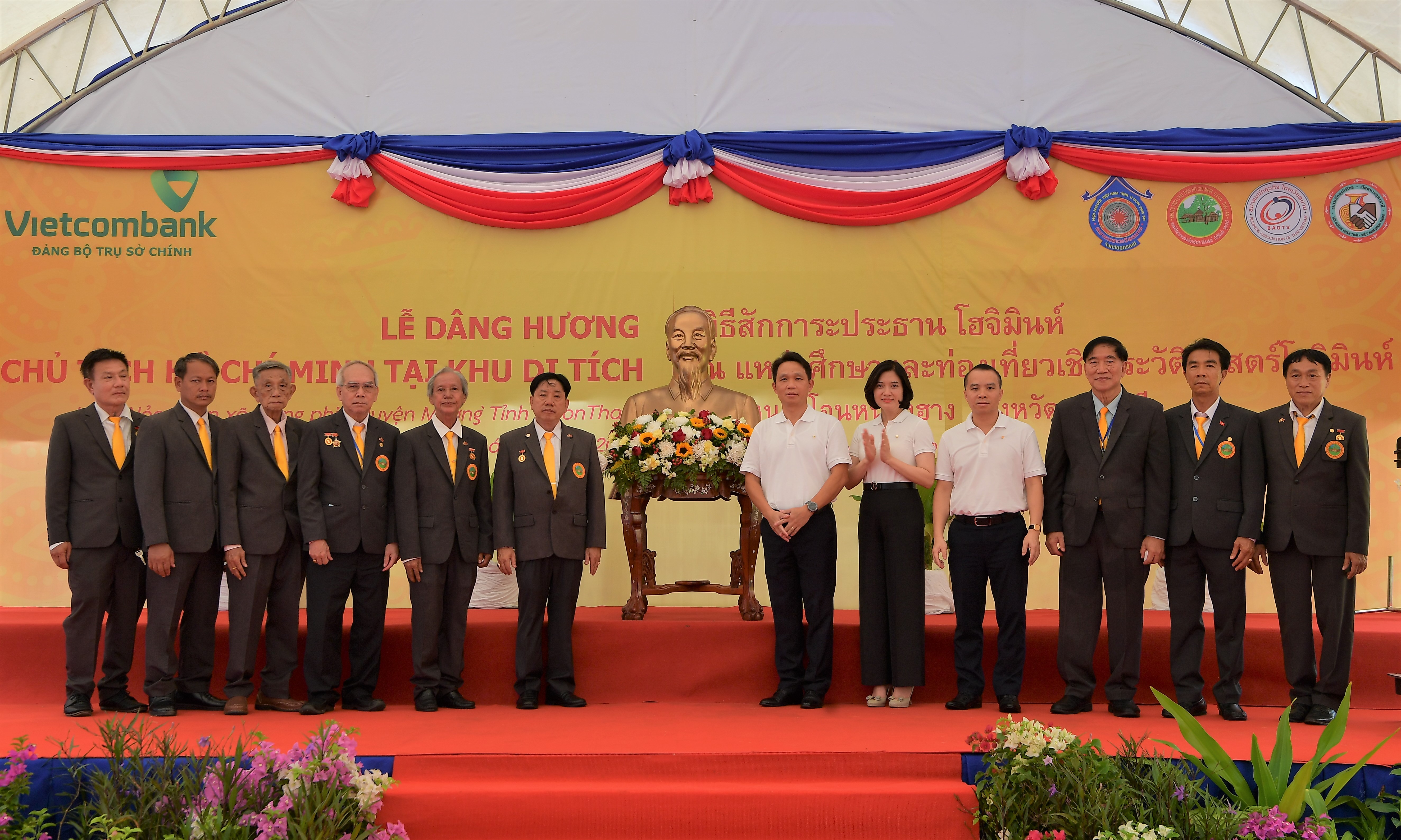 trao tặng tượng Chủ tịch Hồ Chí Minh cho BQL Khu di tích Chủ tịch Hồ Chí Minh – tỉnh Udon Thani, Thái Lan.