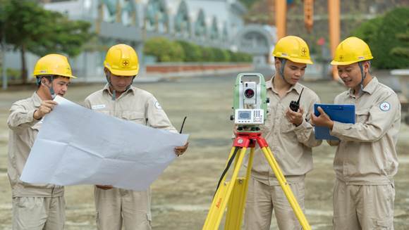 CBCNV Trung tâm thực hiện công tác đo đạc quan trắc, giám sát an toàn công trình.