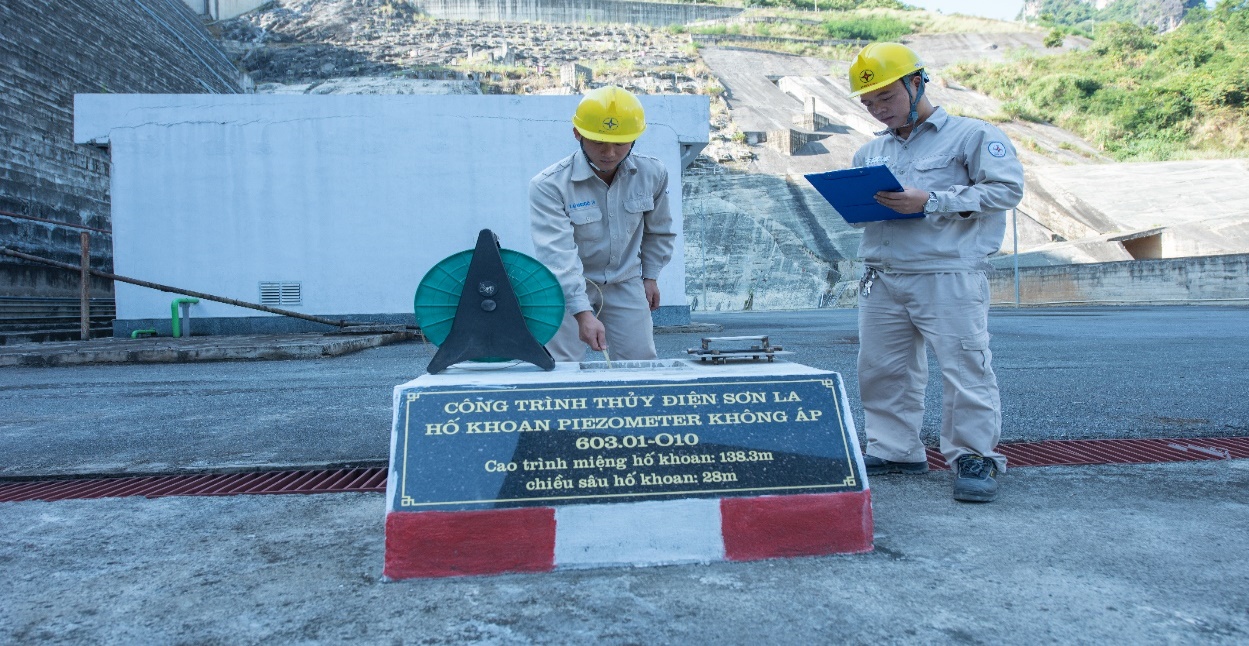 CBCNV Trung tâm thực hiện công tác đo đạc quan trắc, giám sát an toàn công trình.