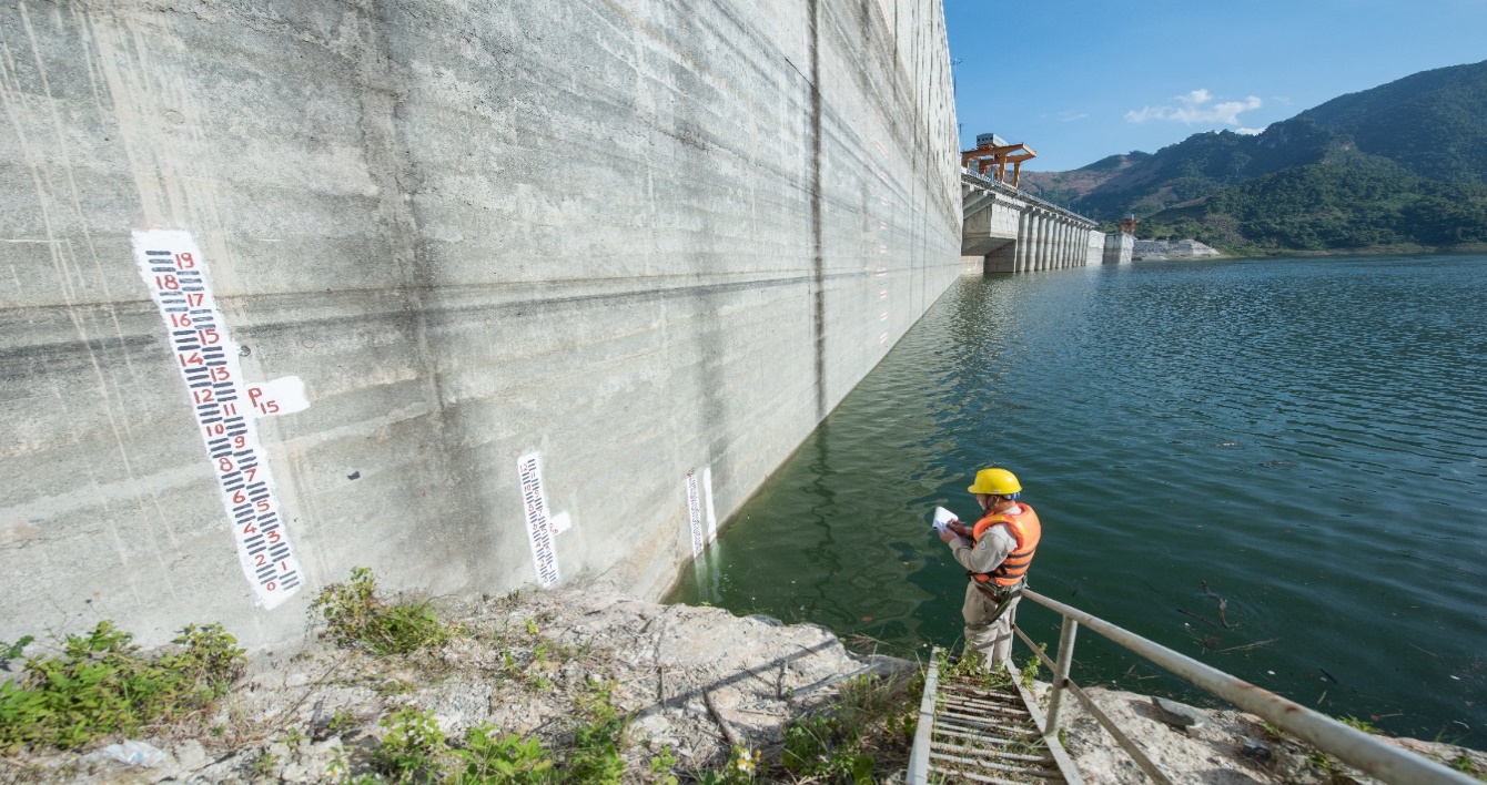 CBCNV Trung tâm thực hiện kiểm tra định kỳ mực nước hồ chứa.