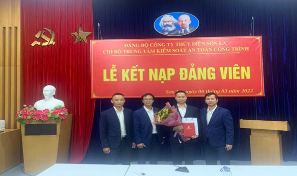 Chi bộ Trung tâm tổ chức Lễ kết nạp Đảng viên mới.