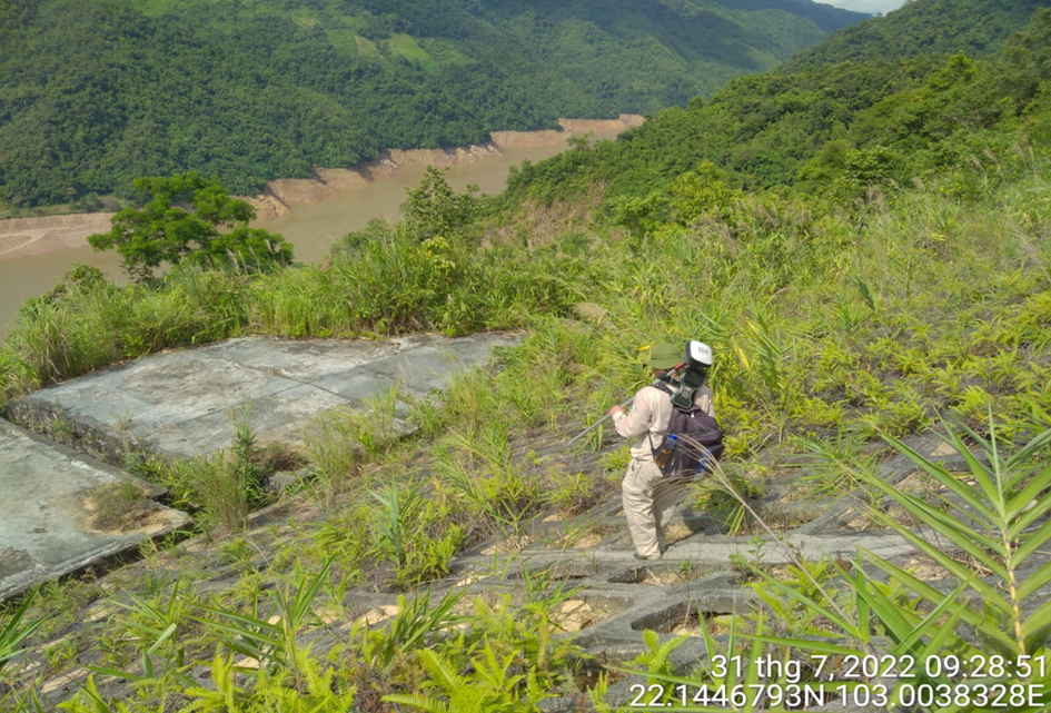CBCNV thuộc Trung tâm KSAT kiểm tra mốc hành lang bảo vệ công trình.