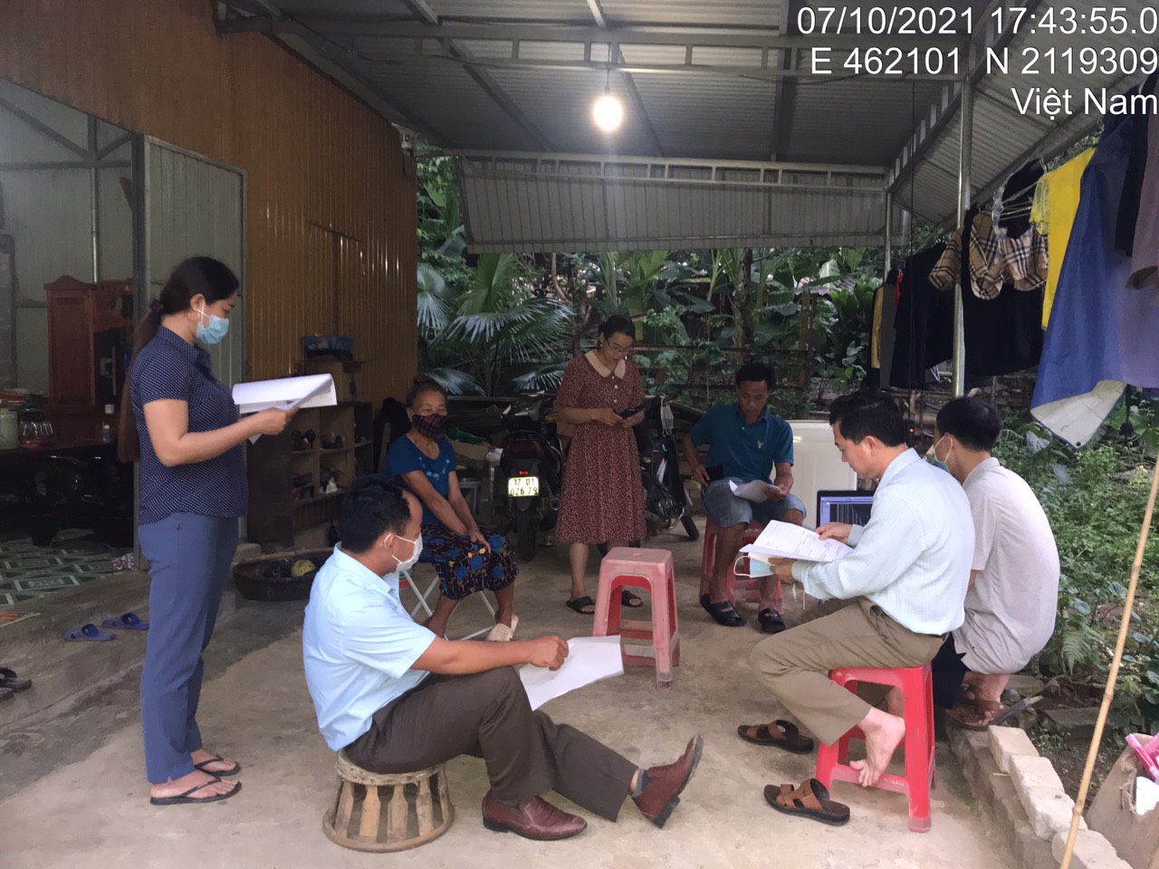 Tổ Công tác đến từng hộ dân giải thích, tuyên truyền, vận động quần chúng nhân dân hiểu và nghiêm túc chấp hành chế độ BT, HT, TĐC để thực hiện dự án.