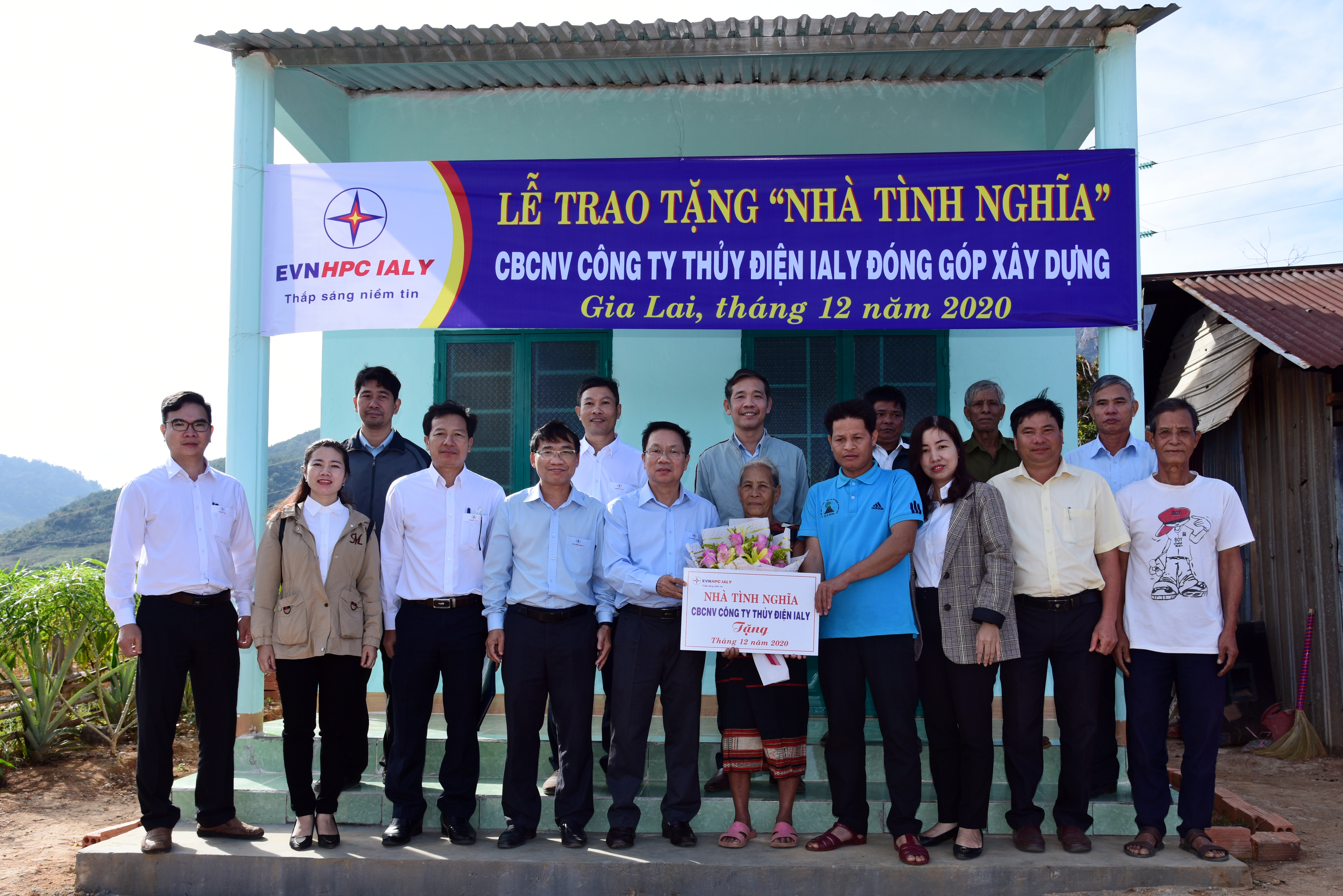 (Đ/c Lê Văn Thuyết – Phó Bí thư Đảng ủy Công ty trao tặng nhà tình nghĩa cho gia đình bà Sui Phyiu ở làng Dôch 2, Iakreng, Chư Păh, Gia Lai).