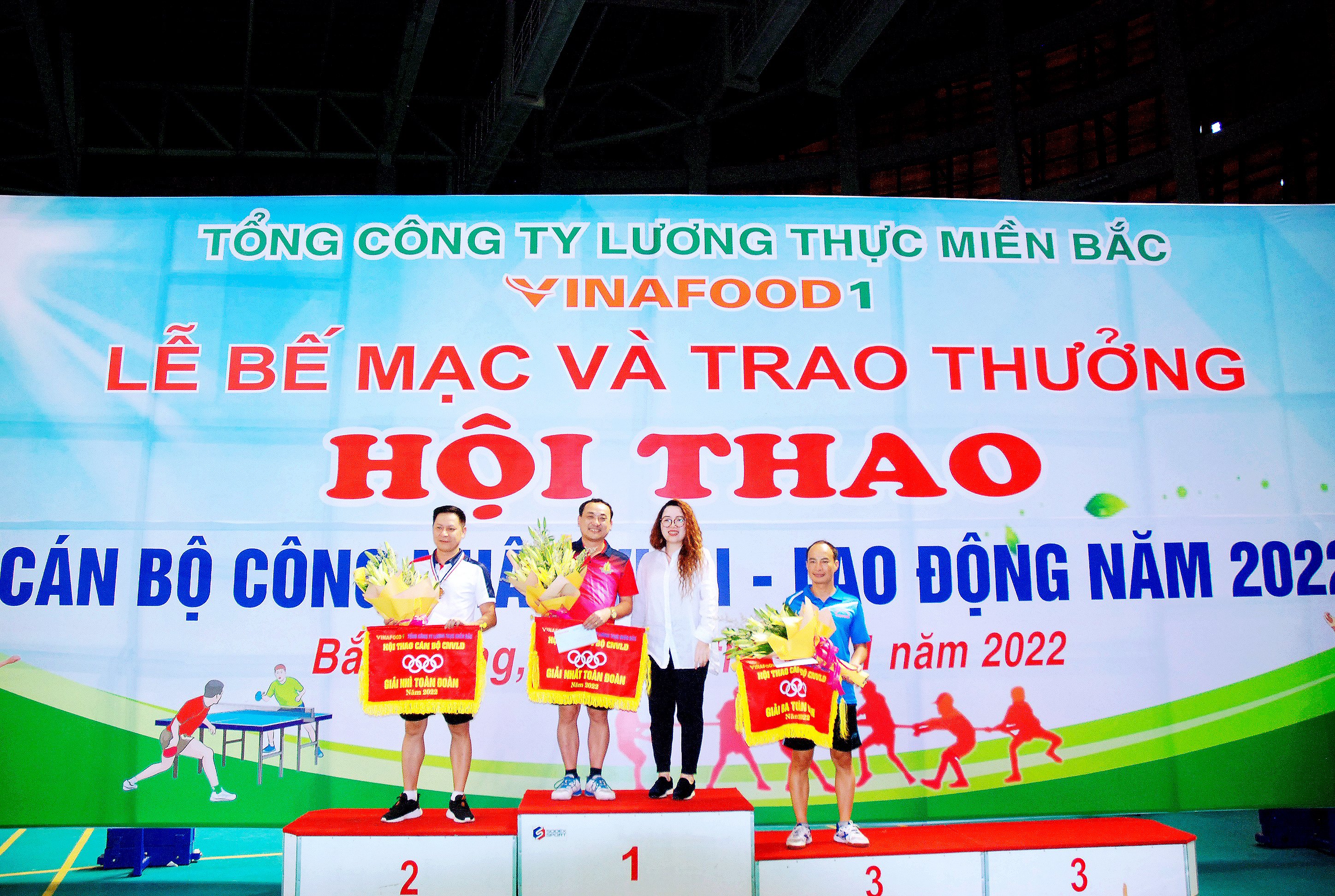 Đ/c Bùi Thị Thanh Tâm- Bí thư Đảng ủy, Tổng Giám đốc Tổng công ty trao cờ nhất, nhì, ba toàn đoàn cho các đơn vị tham gia hội thao.