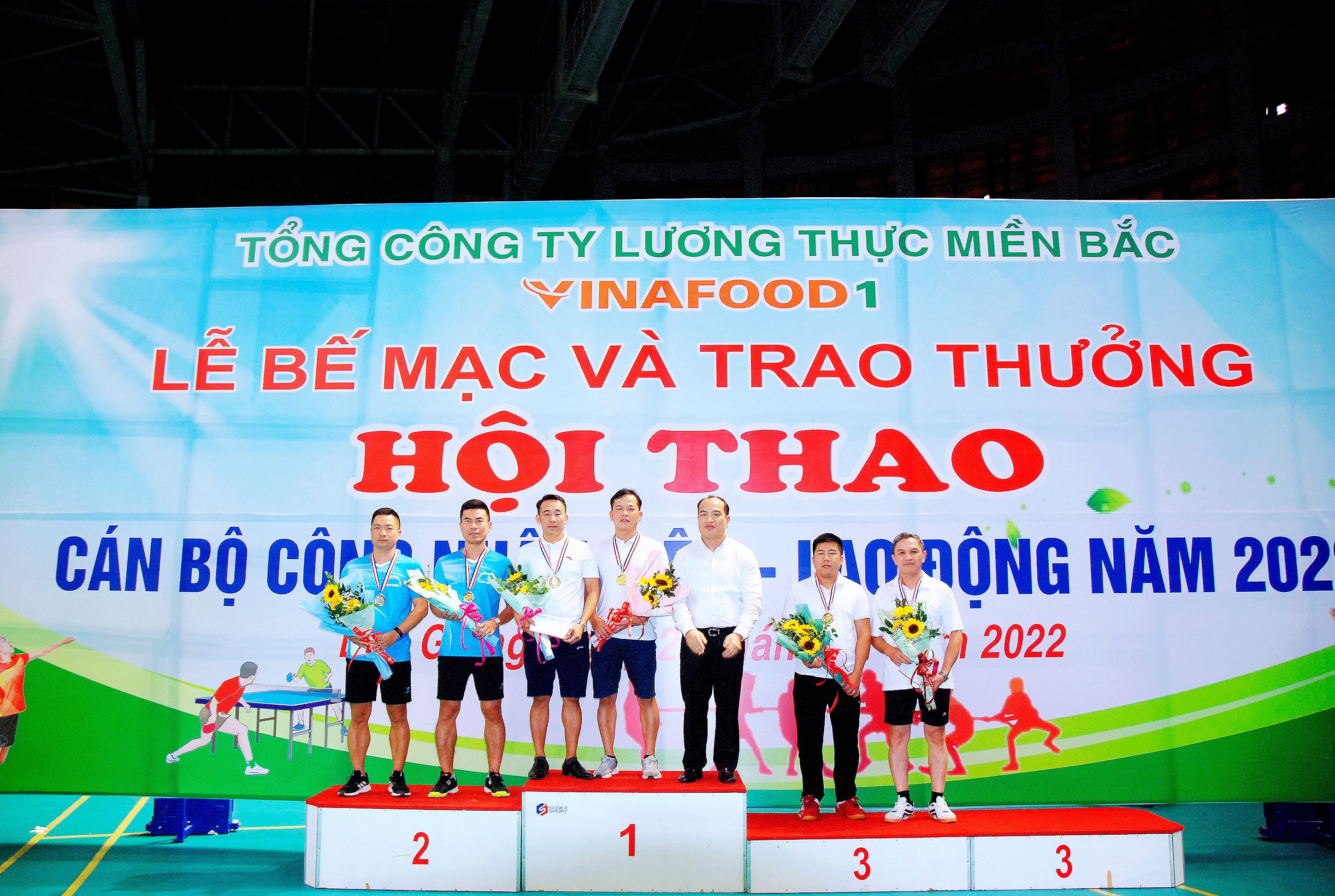 Đ/c Nguyễn Mạnh Hùng, Phó trưởng Ban Tuyên giáo Đảng ủy Khối Doanh nghiệp Trung ương trao Huy chương cho các vận động viên Cầu lông (đôi Nam lãnh đạo)