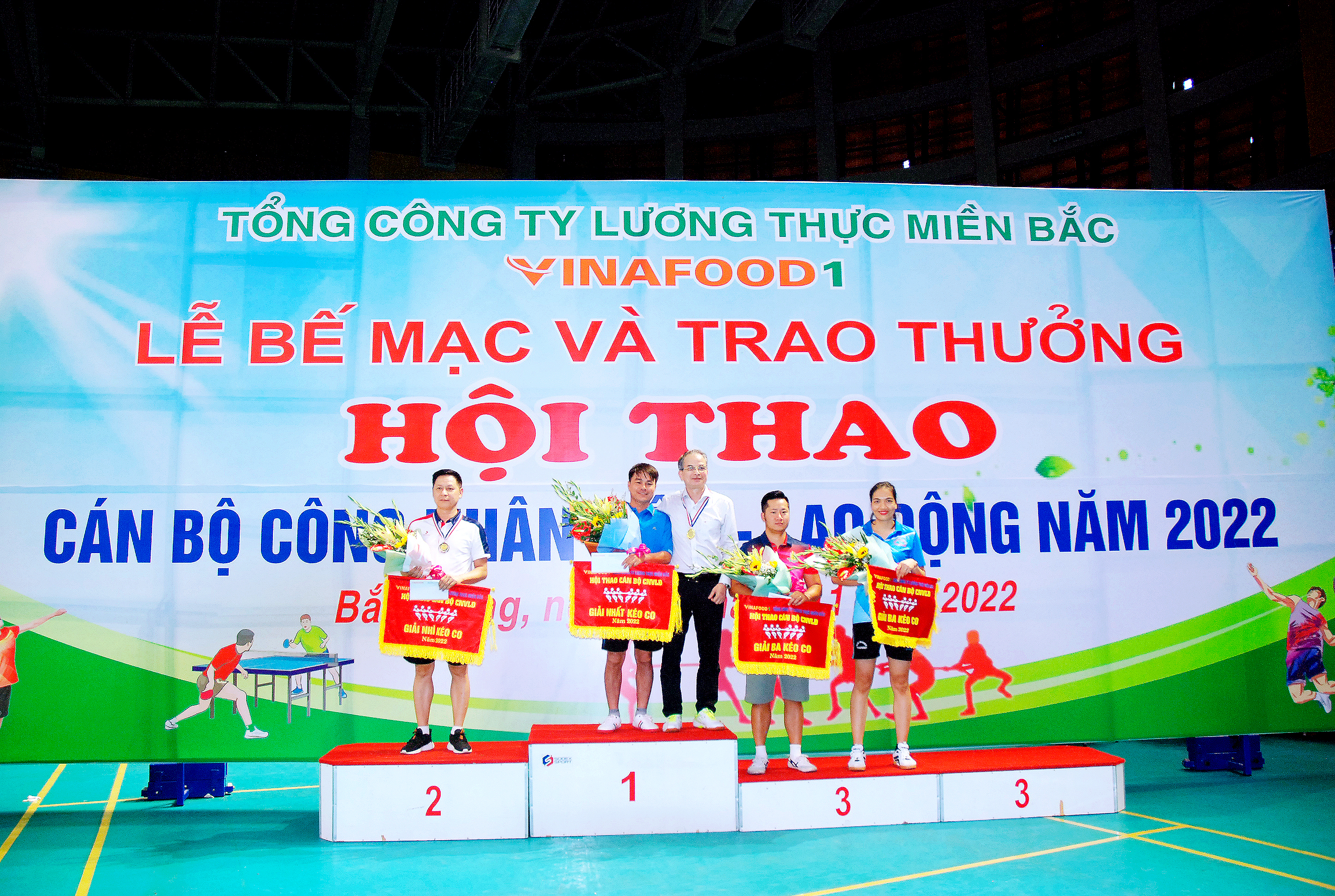 Đ/c Phan Xuân Quế - Phó Bí thư Đảng ủy, Tổng Giám đốc Tổng công ty Lương thực miền Bắc  trao cờ cho các đội vận động viên kéo co.