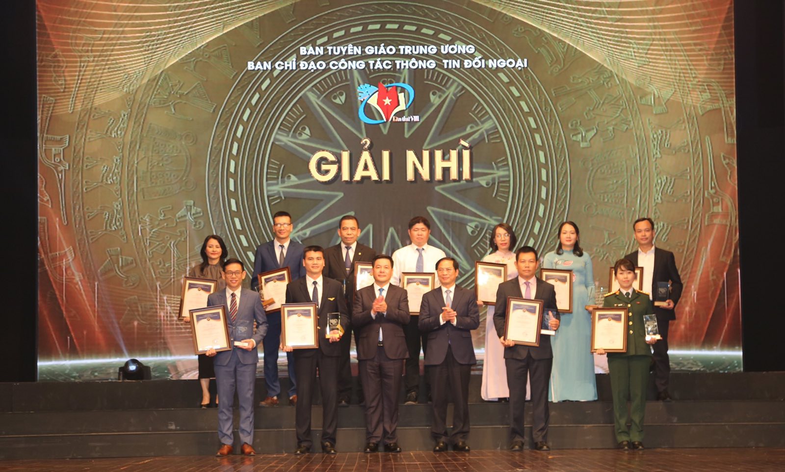 Đại diện lãnh đạo Tổng công ty Hàng không Việt Nam nhận Giải thưởng toàn quốc về Thông tin đối ngoại lần thứ VIII.