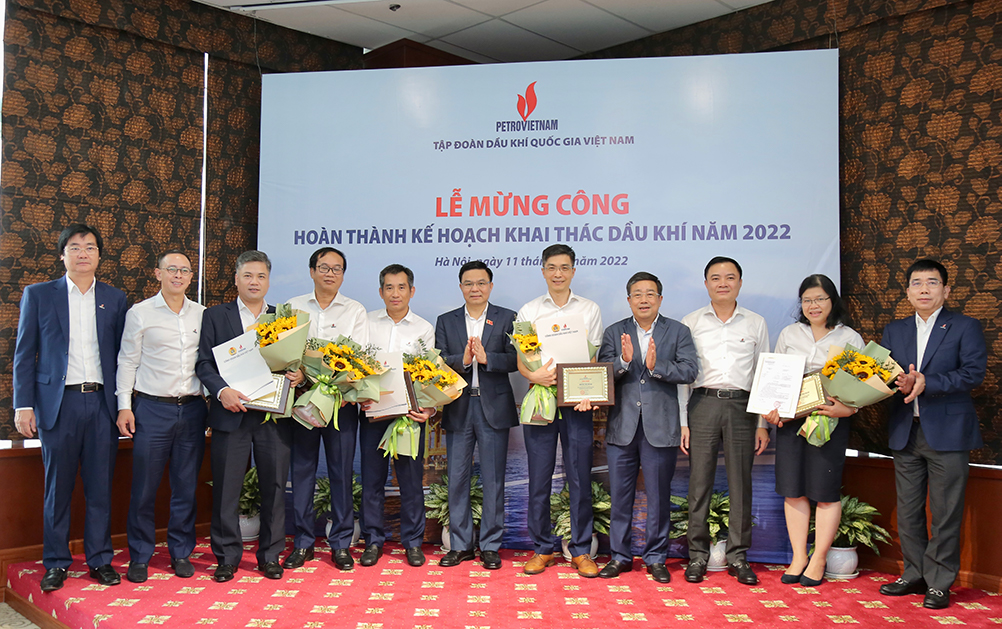 Lãnh đạo Tập đoàn chúc mừng các Ban chuyên môn đã có thành tích xuất sắc trong việc hoàn thành kế hoạch khai thác dầu khí và các chỉ tiêu tài chính năm 2022.