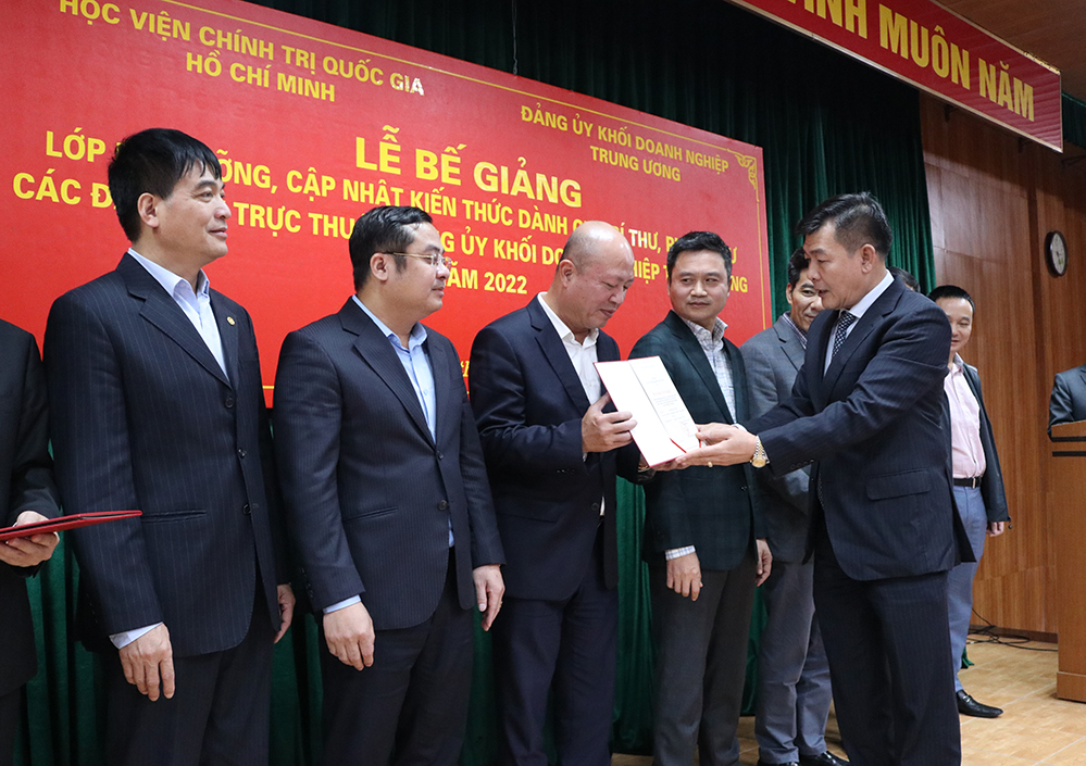 GS.TS Nguyễn Xuân Thắng, Ủy viên Bộ Chính trị, Giám đốc Học viện Chính trị quốc gia Hồ Chí Minh, Chủ tịch Hội đồng Lý luận Trung ương trao Chứng chỉ tốt nghiệp cho các học viên.