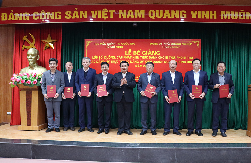 GS.TS Nguyễn Xuân Thắng, Ủy viên Bộ Chính trị, Giám đốc Học viện Chính trị quốc gia Hồ Chí Minh, Chủ tịch Hội đồng Lý luận Trung ương trao Chứng chỉ tốt nghiệp cho các học viên.