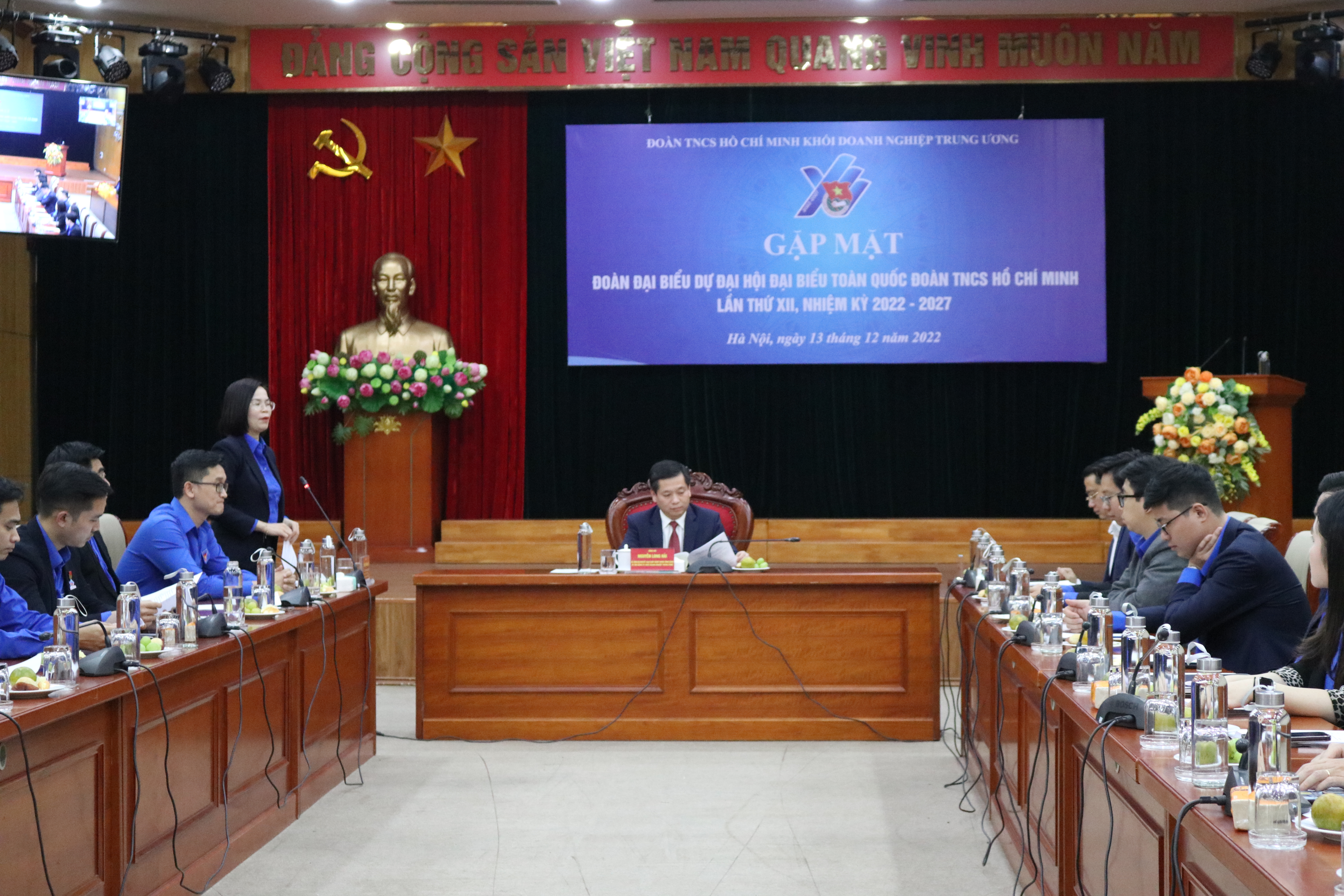 Đồng chí Hoàng Thị Minh Thu - Uỷ viên BTV Trung ương Đoàn, Uỷ viên BCH Đảng bộ Khối, Bí thư Đoàn Khối DNTW báo cáo nhanh về tình hình Đoàn đại biểu Đoàn Khối DNTW