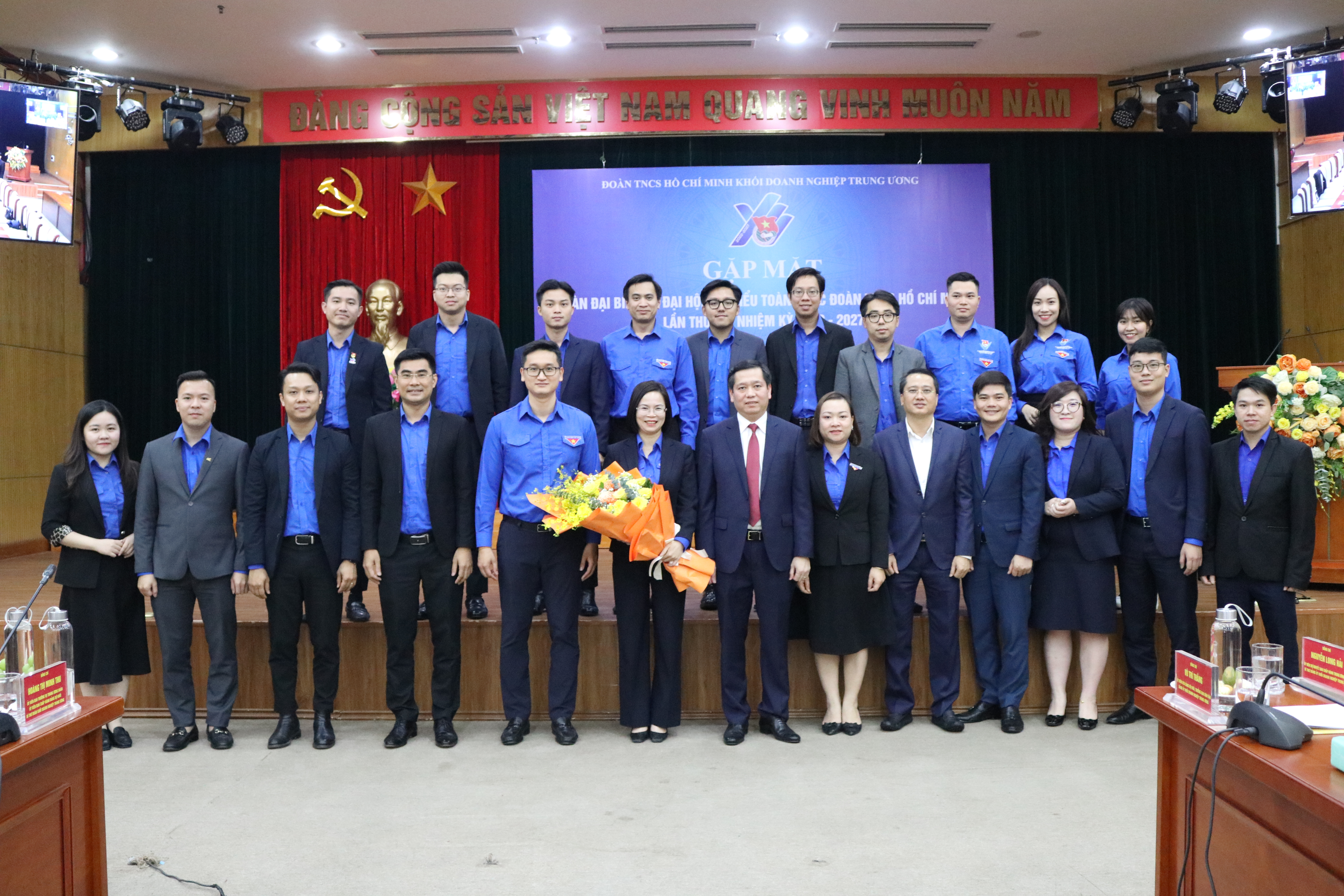 Đồng chí Nguyễn Long Hải - Uỷ viên dự khuyết BCH TW Đảng, Bí thư Đảng uỷ Khối tặng hoa chúc mừng Đoàn đại biểu Đoàn Khối DNTW dự Đại hội Đoàn toàn quốc lần thứ XII