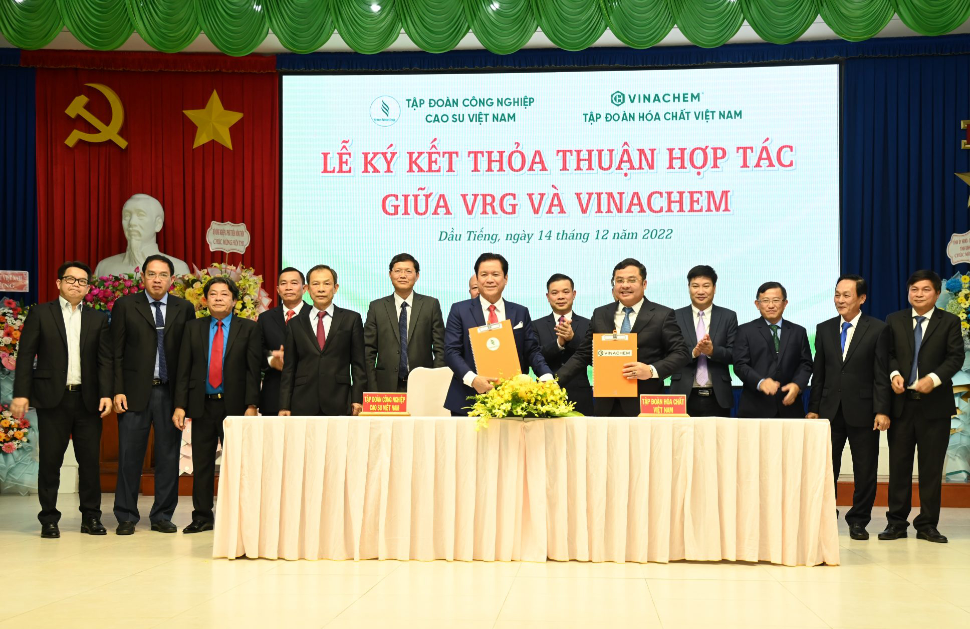 Đại diện lãnh đạo VRG và Vinachem ký kết
