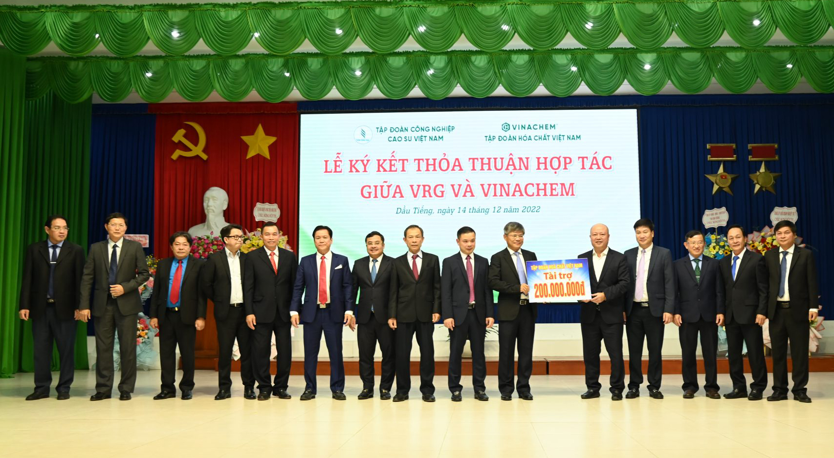 Dịp này, Vinachem tài trợ 200 triệu đồng cho Hội thi Bàn tay vàng thu hoạch mủ lần thứ XIII.