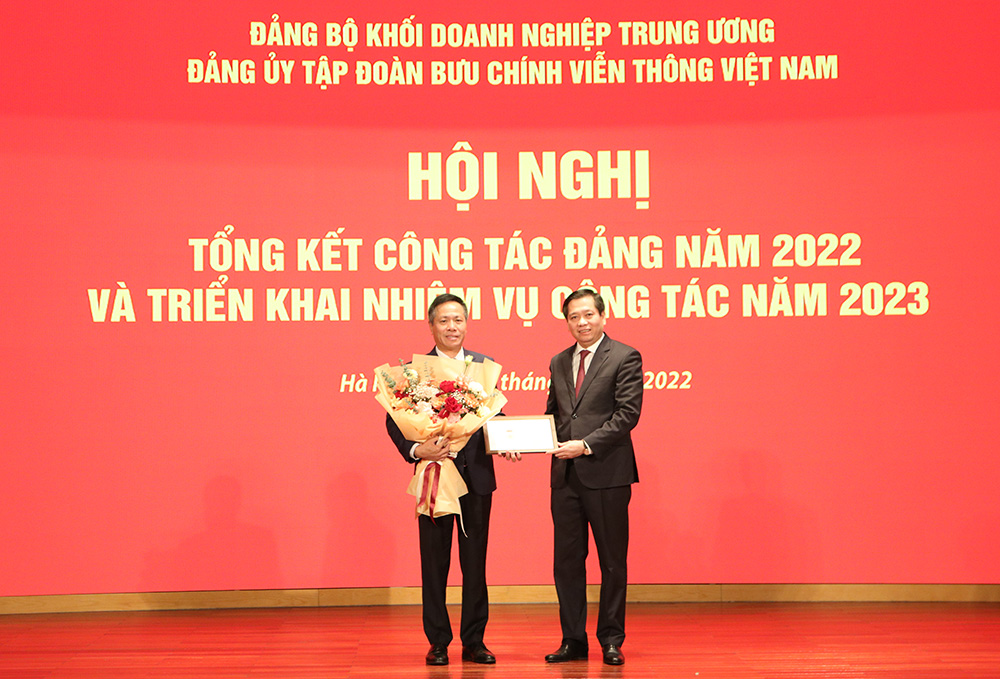 Bí thư Đảng uỷ Khối Doanh nghiệp Trung ương Nguyễn Long Hải trao Kỷ niệm chương “Vì sự nghiệp Tuyên giáo” năm 2022 cho đồng chí Tô Dũng Thái, Bí thư Đảng uỷ, Chủ tịch HĐTV Tập đoàn Bưu chính Viễn thông Việt Nam.