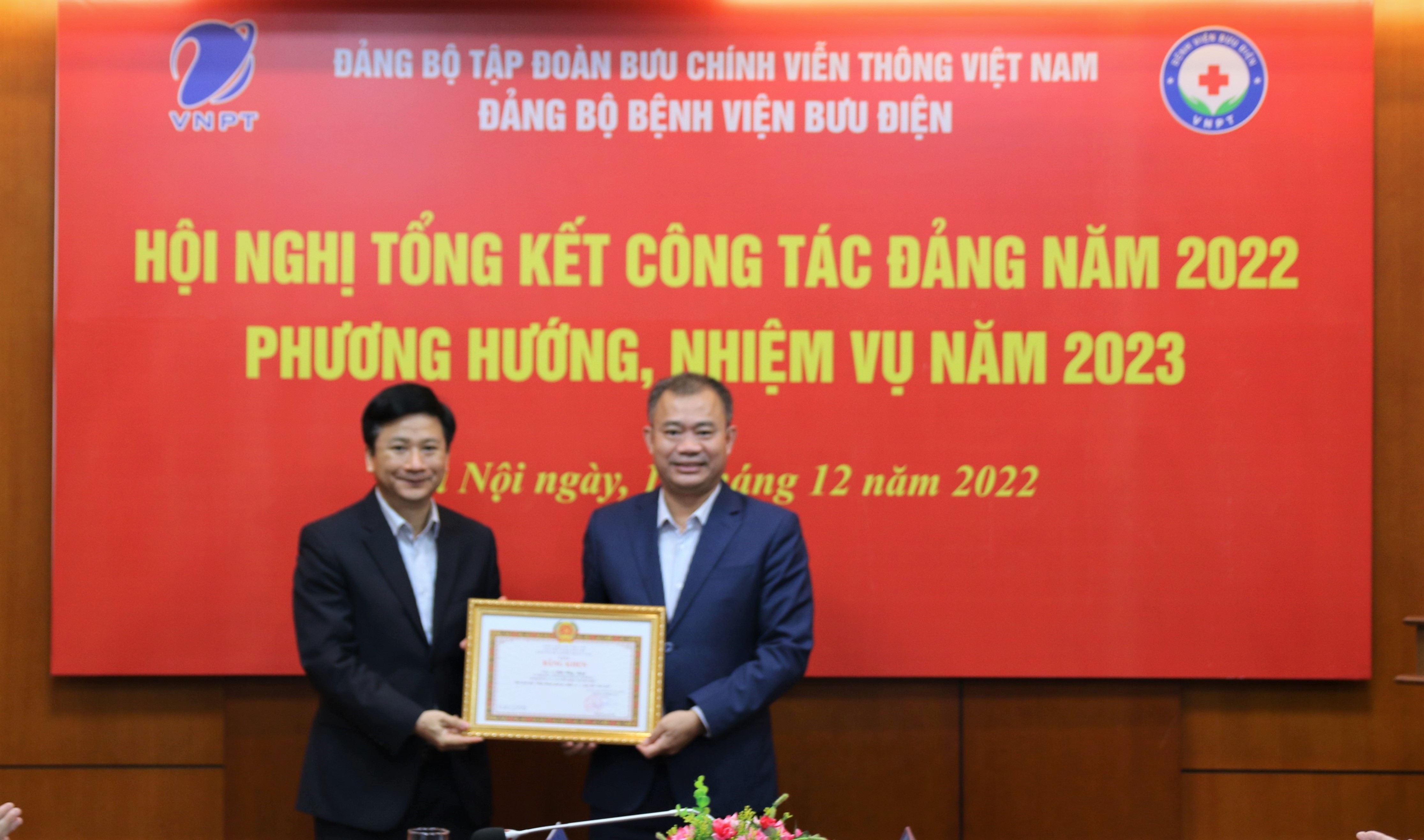 đồng chí Phó Bí thư Đảng ủy VNPT đã trao Bằng khen Đảng viên “Hoàn thành xuất sắc nhiệm vụ” 5 năm (2017-2021) của Đảng ủy Khối Doanh nghiệp Trung ương tặng đồng chí Trần Hùng Mạnh - Bí thư Đảng ủy, Chủ tịch HĐQL, Giám đốc Bệnh viện Bưu điện;
