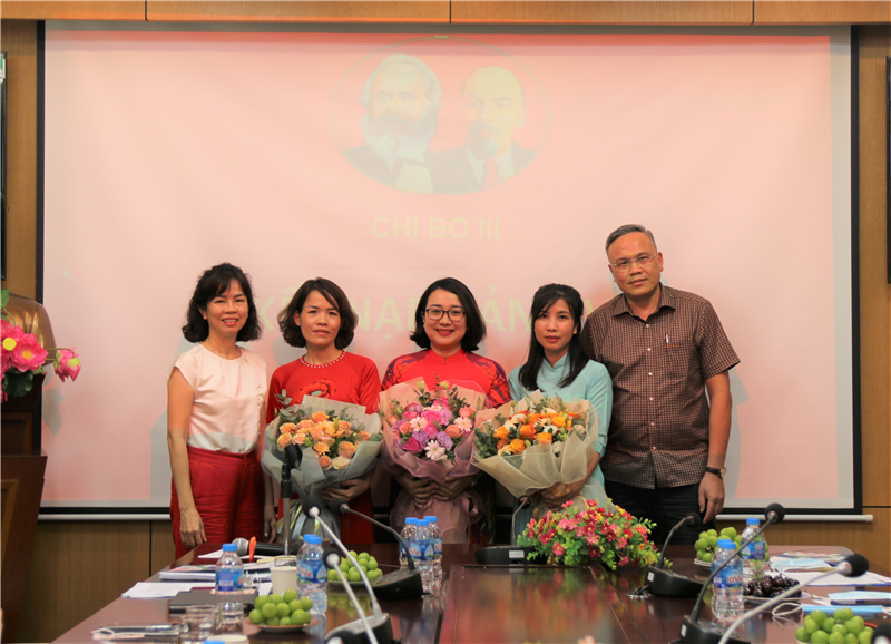 Chi bộ 3 – Đảng bộ Bệnh viện Bưu điện kết nạp Đảng viên mới