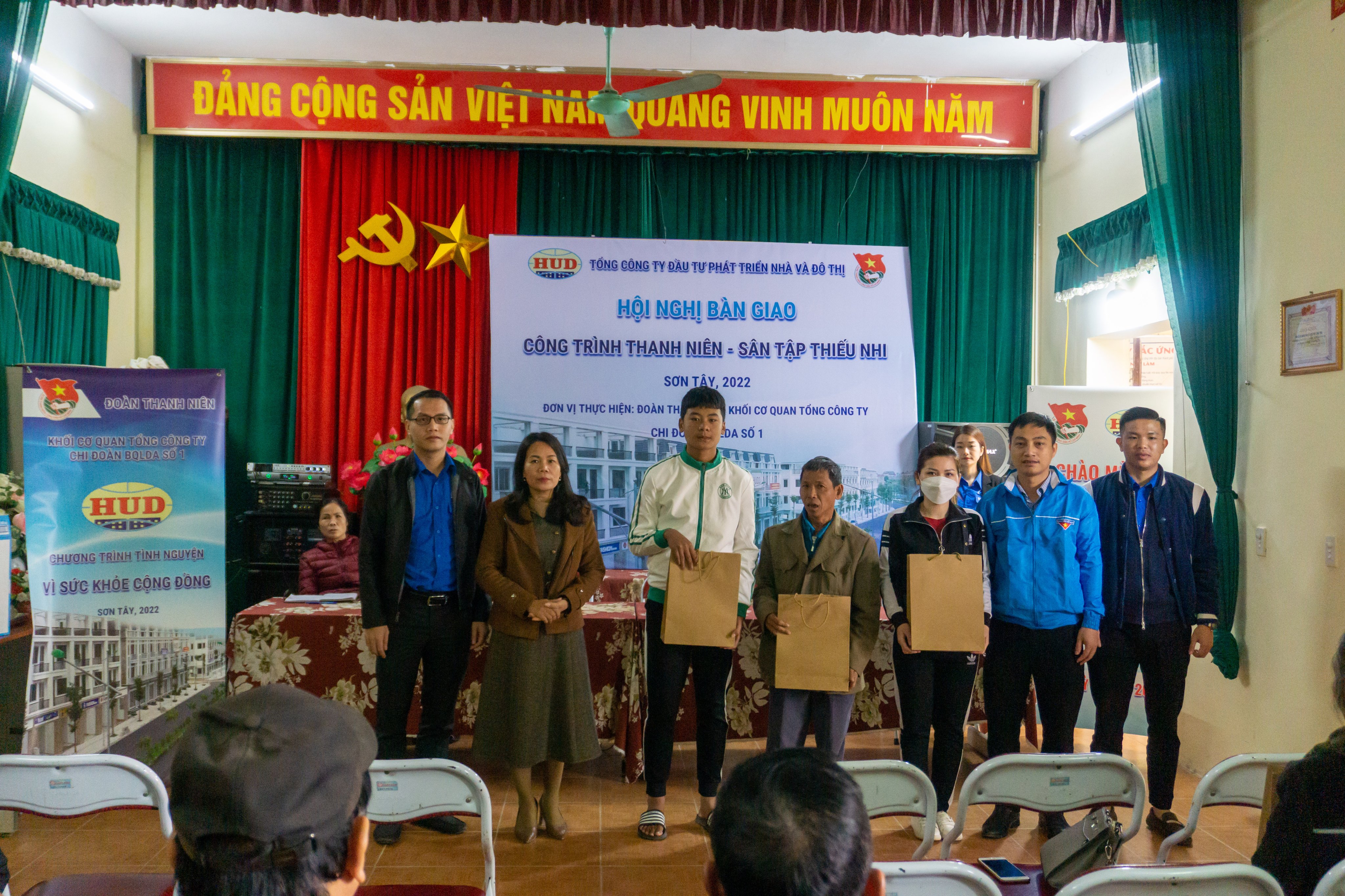 Đoàn Thanh niên Cơ quan Tổng công ty HUD tặng quà cho các gia đình khó khăn tại phường Trung Hưng, Thị xã Sơn Tây, Hà Nội.