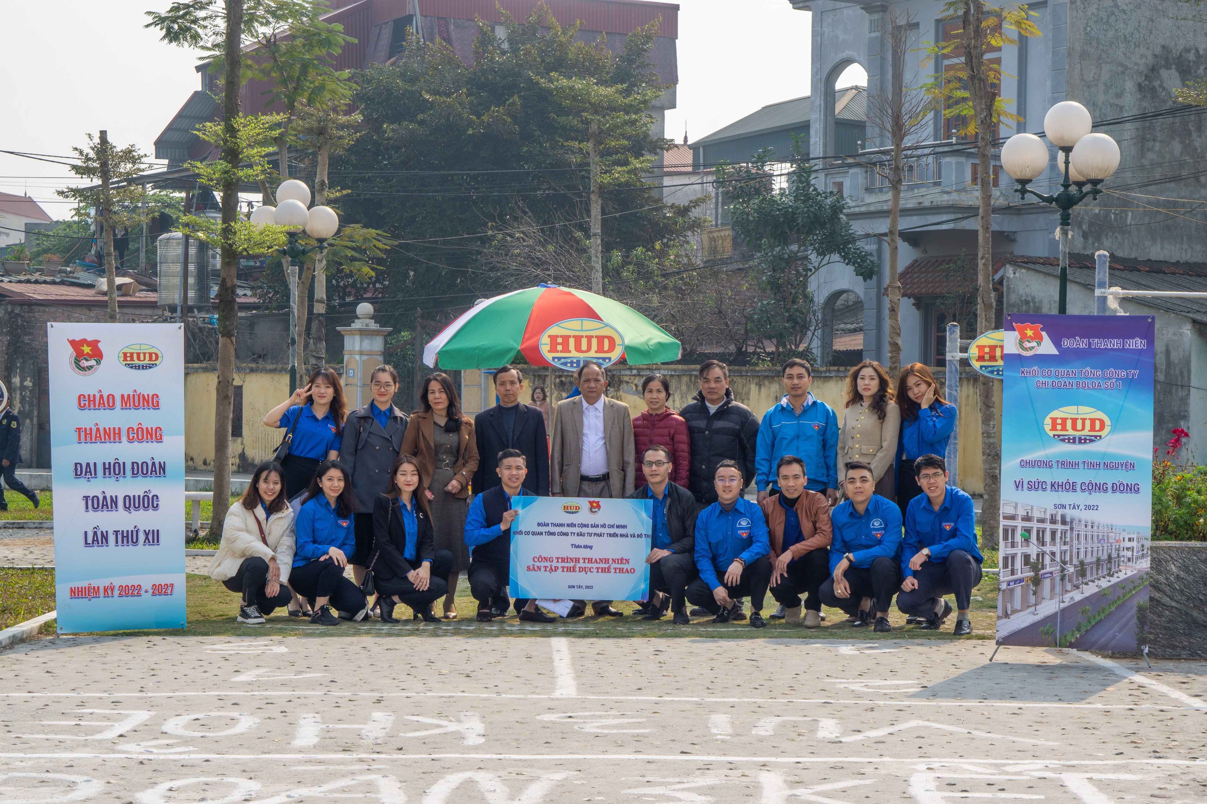 Đoàn Thanh niên Cơ quan Tổng công ty HUD bàn giao công trình Sân tập thể dục thể thao cho phường Trung Hưng.