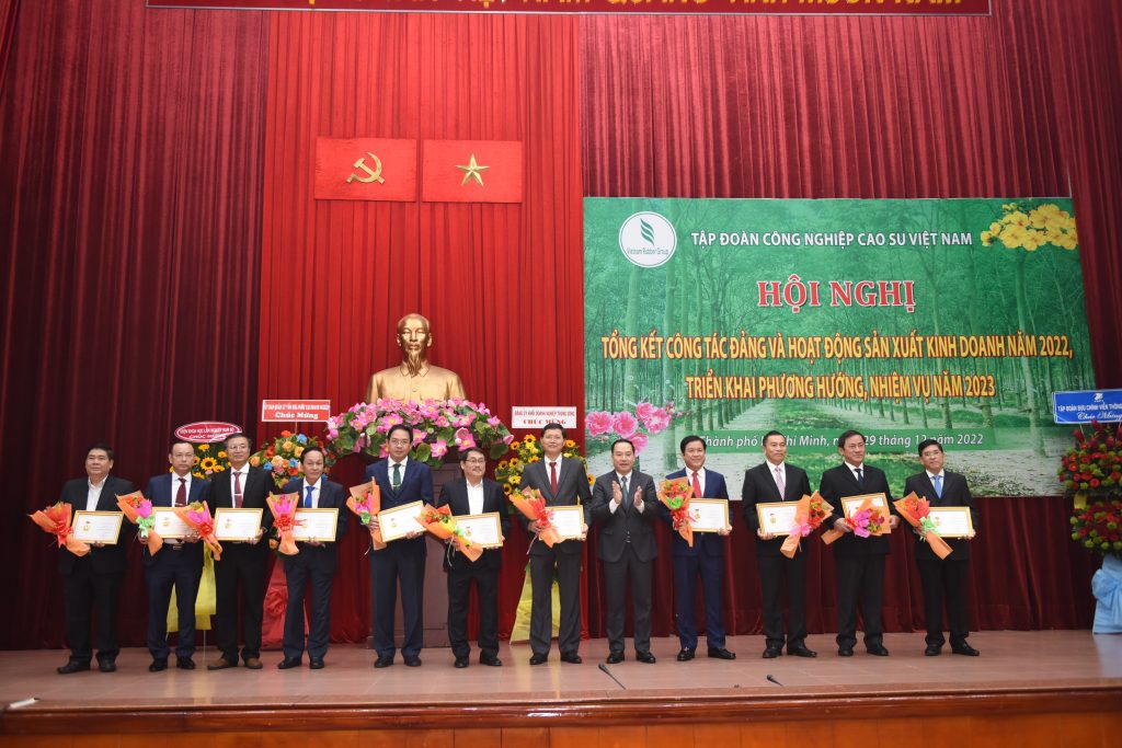 Các cá nhân được trao tặng Kỷ niệm chương Vì sự nghiệp xây dựng Đảng trong doanh nghiệp Việt Nam.