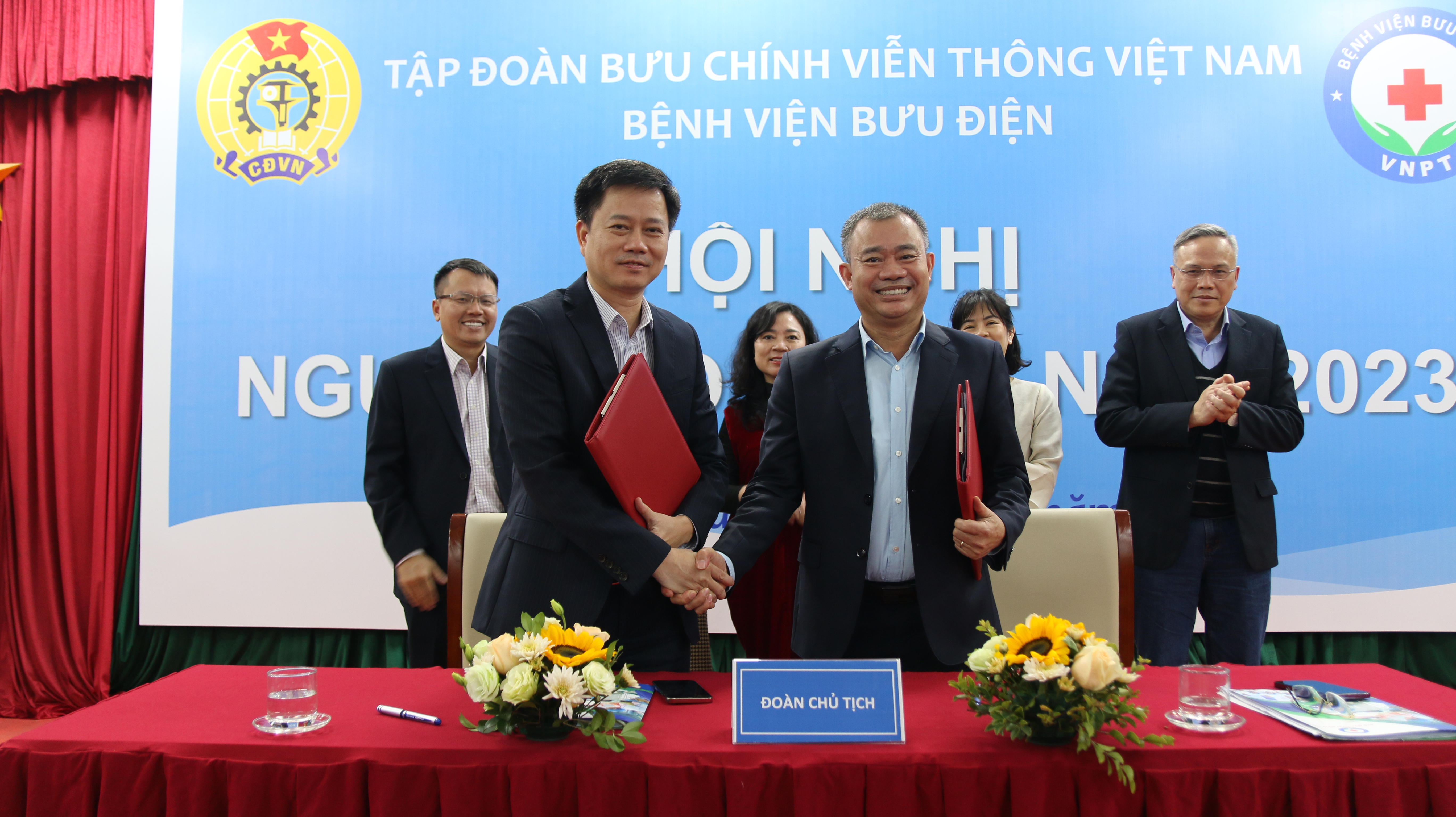 TTƯT.ThS.BSCKII Trần Hùng Mạnh – Bí thư Đảng ủy – Chủ tịch HĐQL -Giám đốc Bệnh viện và ThS.BSCKII Lê Mạnh Đức – Phó Giám đốc – Chủ tịch Công đoàn Bệnh viện Bưu điện ký kết Thỏa ước lao động tập thể 